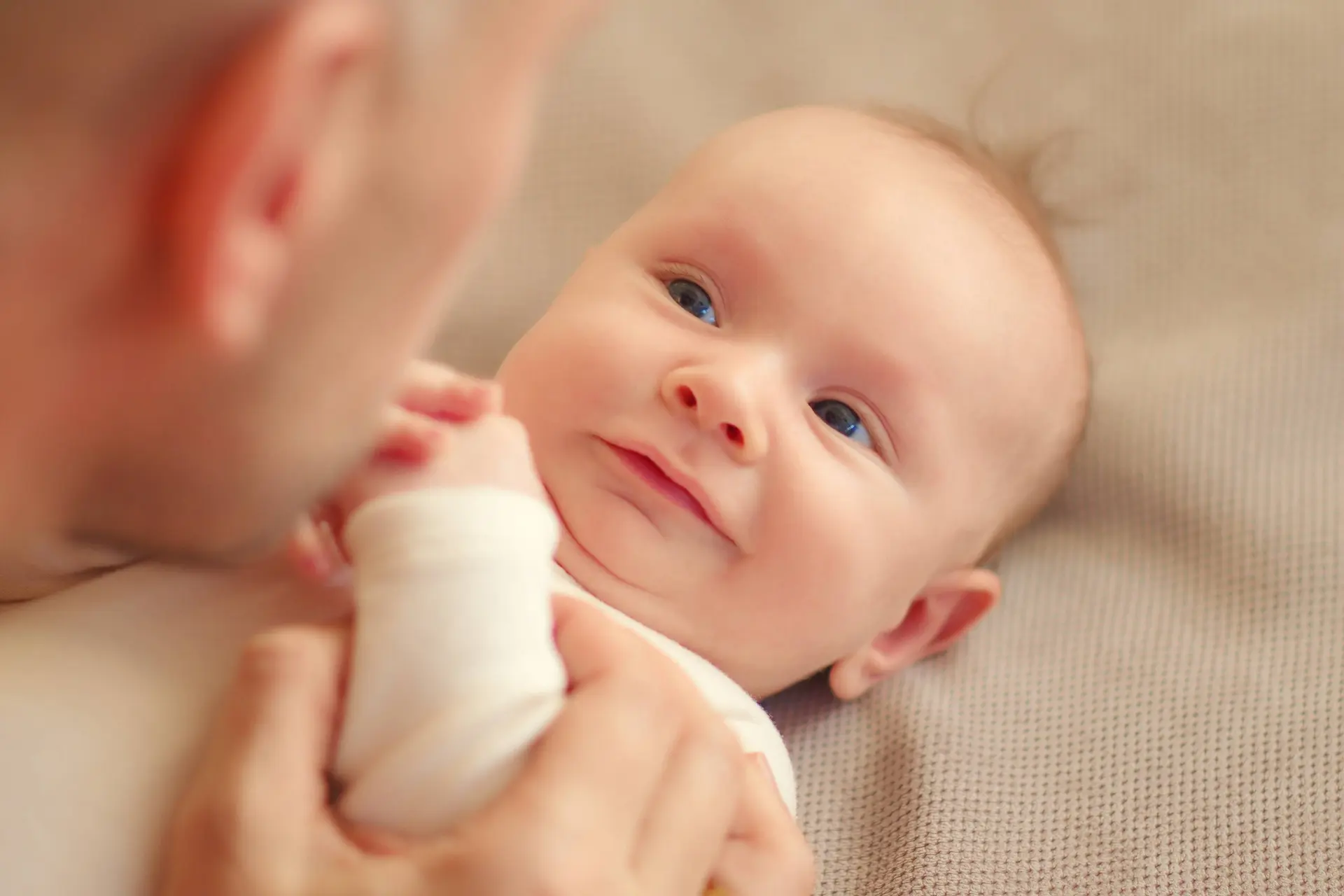 In hele zinnen tegen je baby praten is veel beter voor de taalontwikkeling