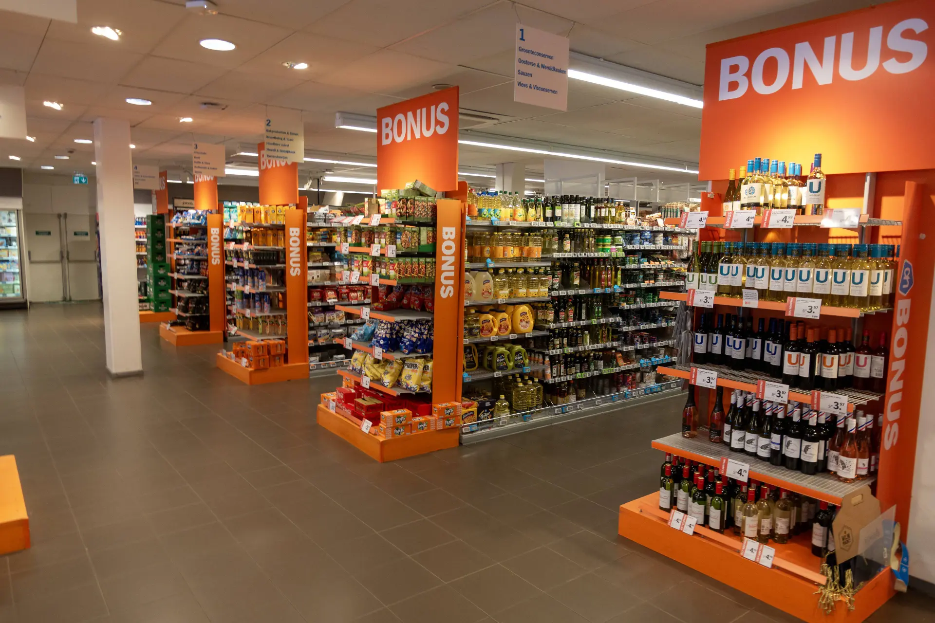 Waarom brood en melk zo ver uit elkaar liggen, en tien andere trucs van bedrijven om meer geld uit je zak te kloppen