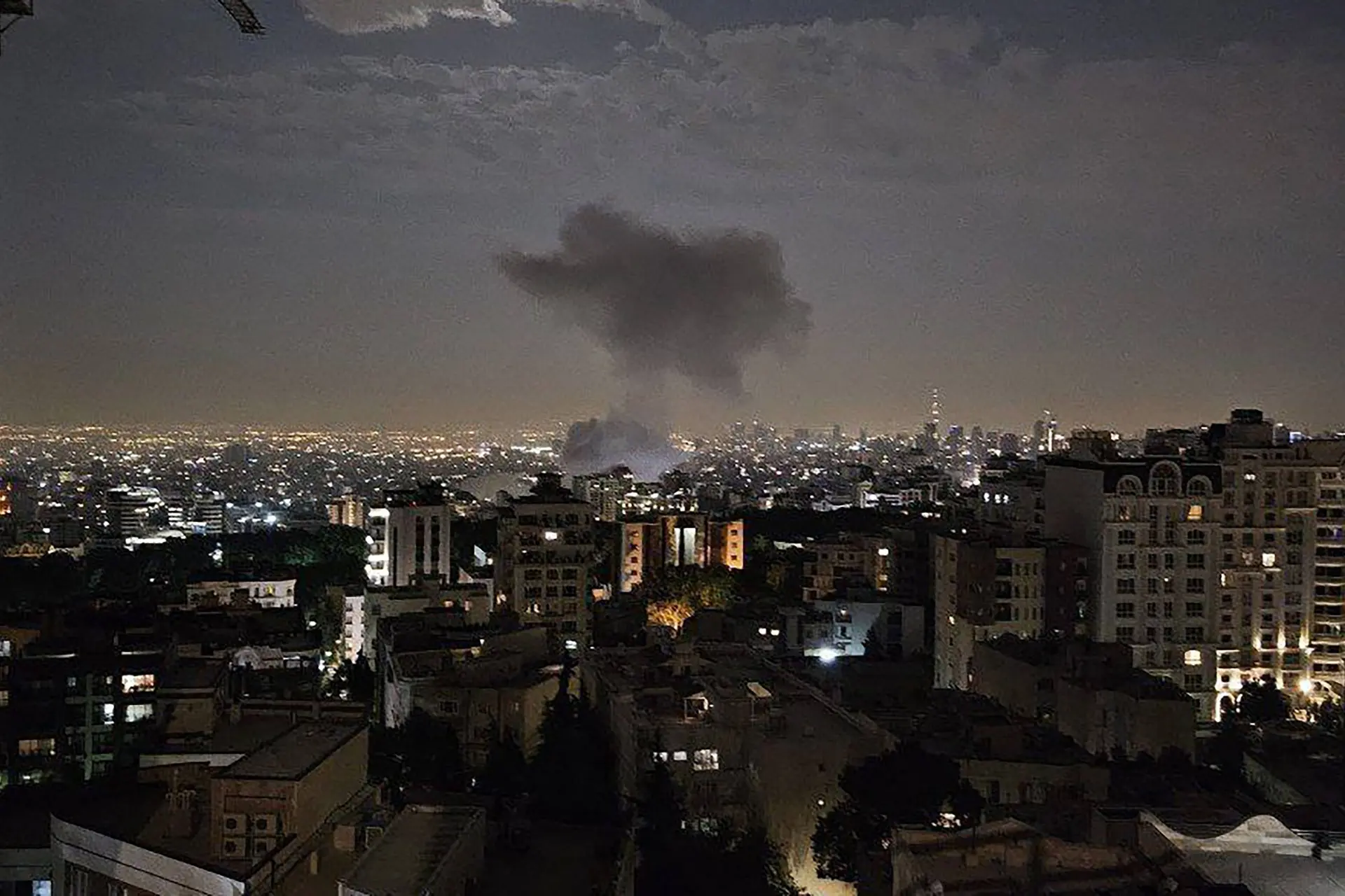 Israël voert luchtaanvallen uit op nucleaire en militaire doelen in Iran. Leider Revolutionaire Garde en Iraanse stafchef gedood