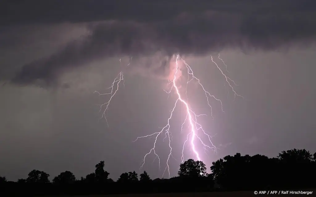 Code geel: vrijdagavond plaatselijk noodweer door stevige onweersbuien, hagel en windstoten