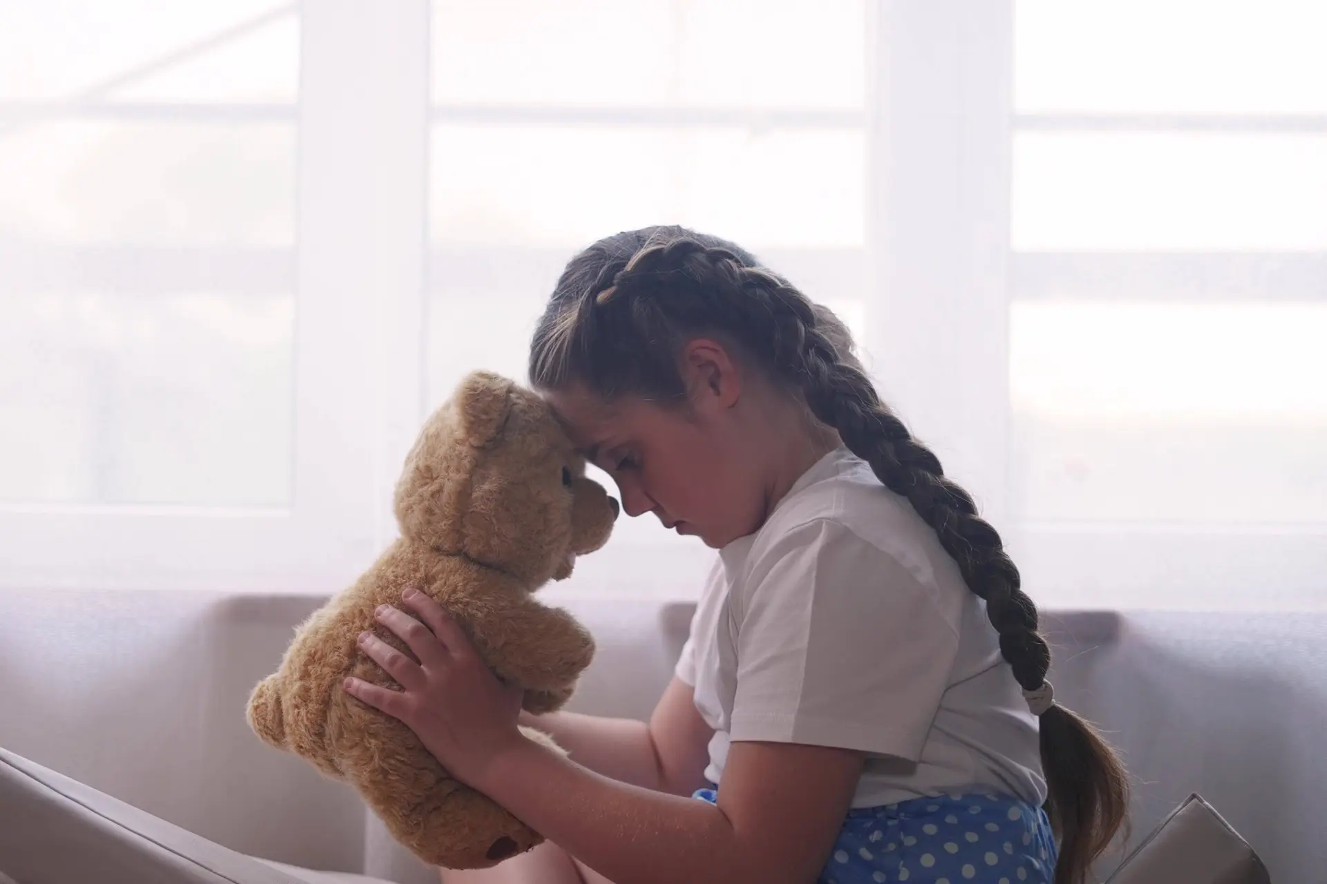 13 stille (en minder stille) signalen dat je kind zijn ware gevoelens verbergt