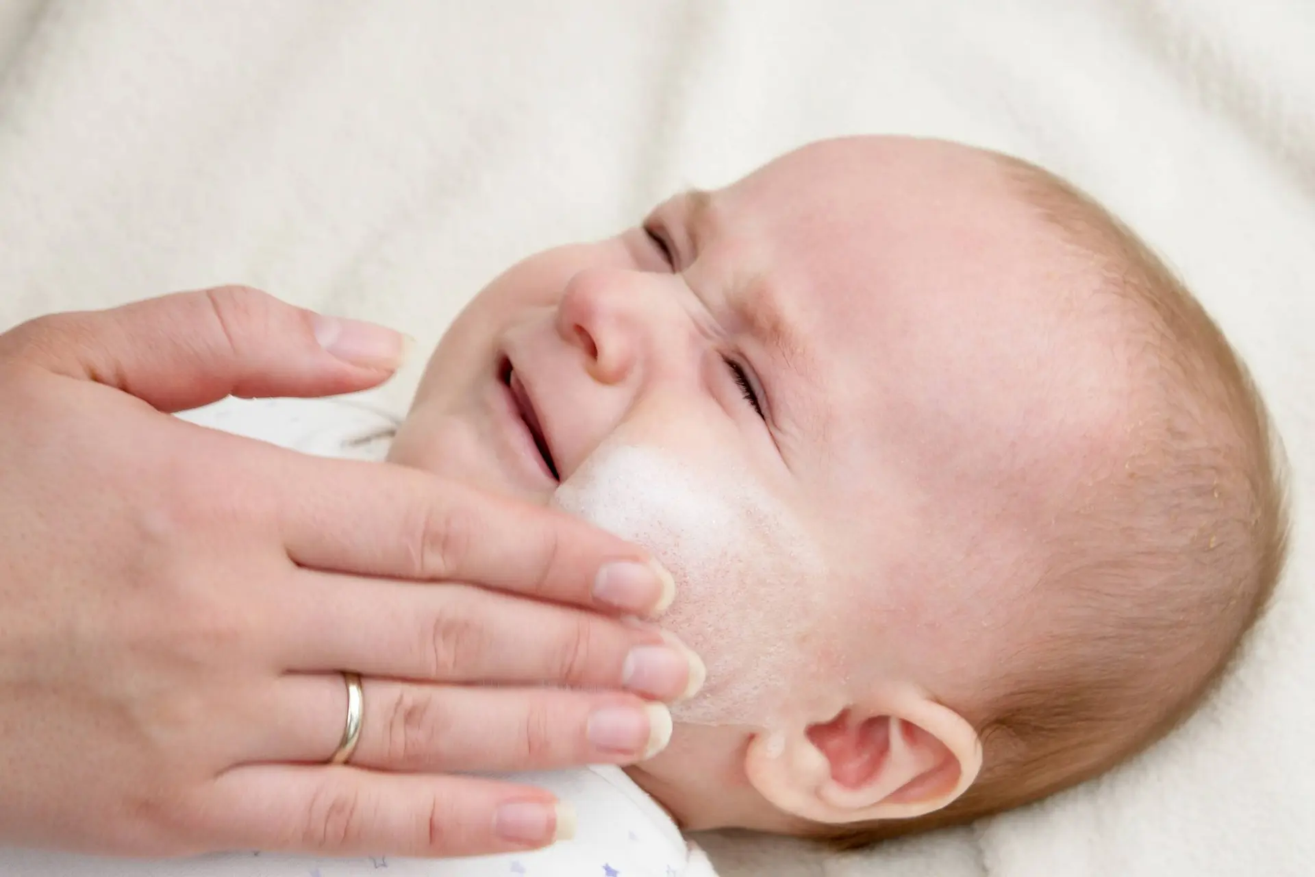Met deze simpele gewoonte kun je eczeem bij je baby voorkomen
