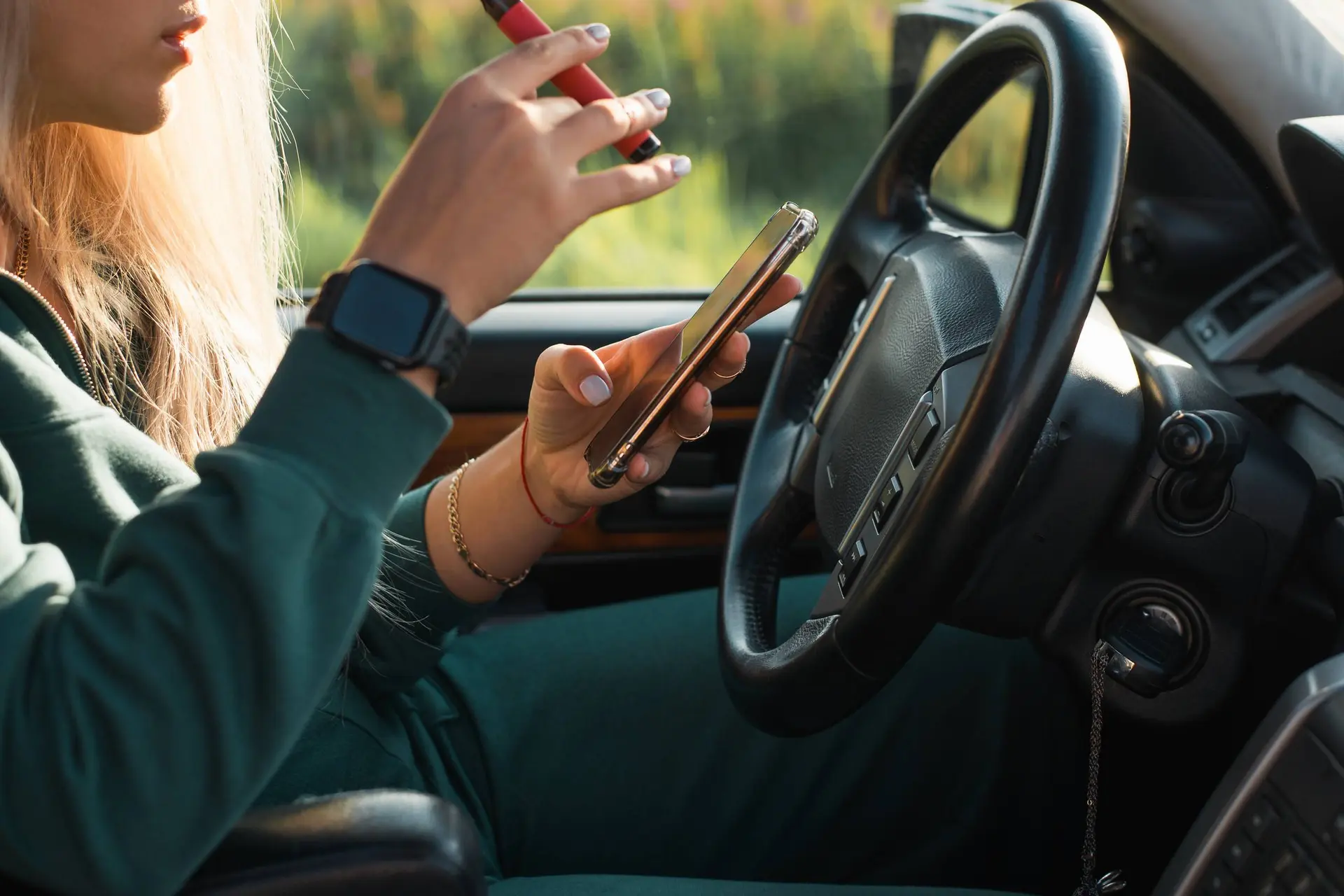 Dit is hoe vaak tieners tijdens het autorijden op hun telefoon kijken
