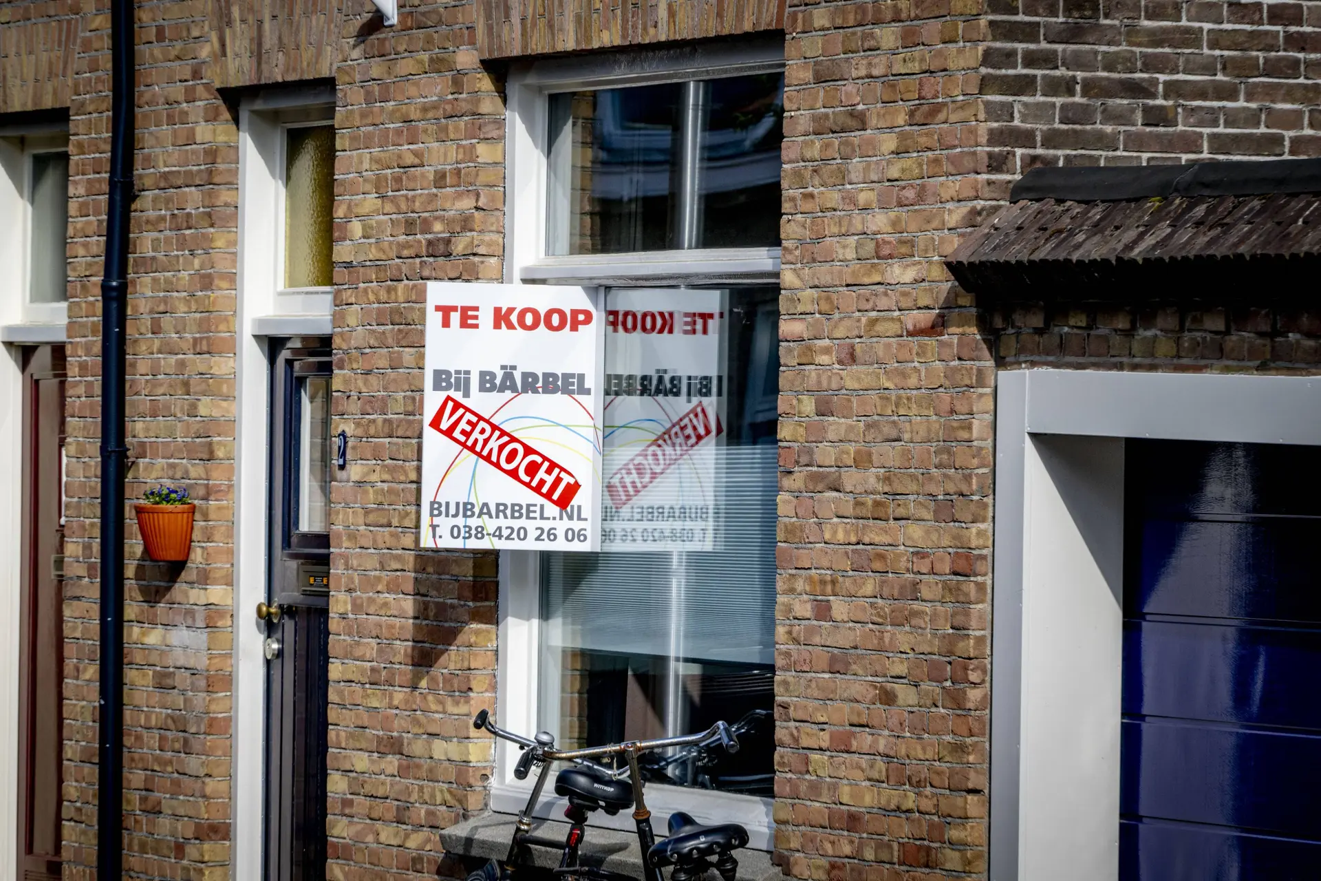 Onbereikbare droom: zoveel moet een starter per maand sparen om huizenmarkt bij te houden