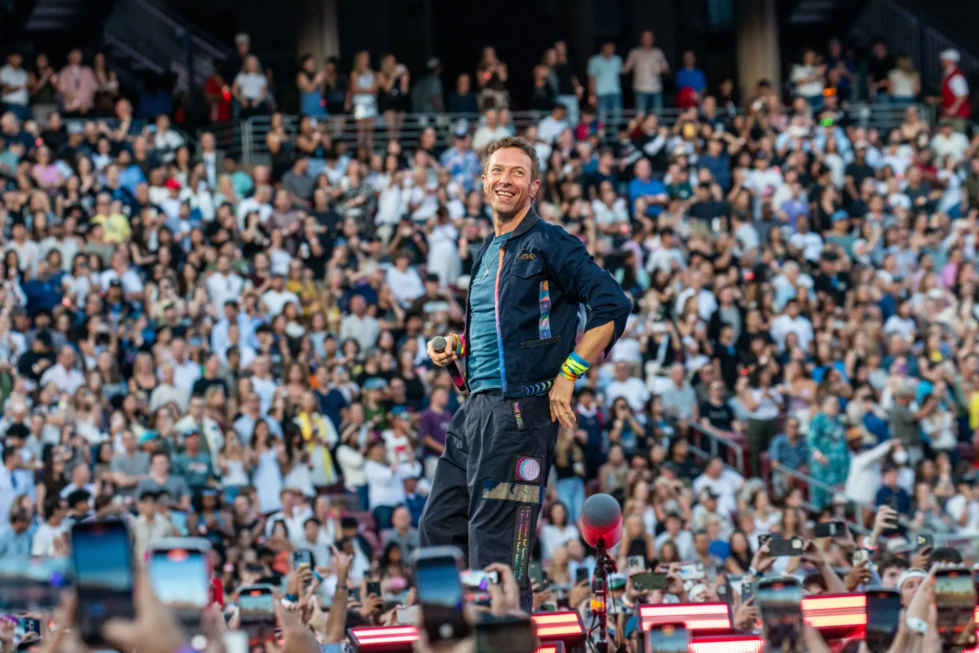 Multimiljonair betrapt op vreemdgaan via kiss-cam tijdens Coldplay-concert: het internet gaat los