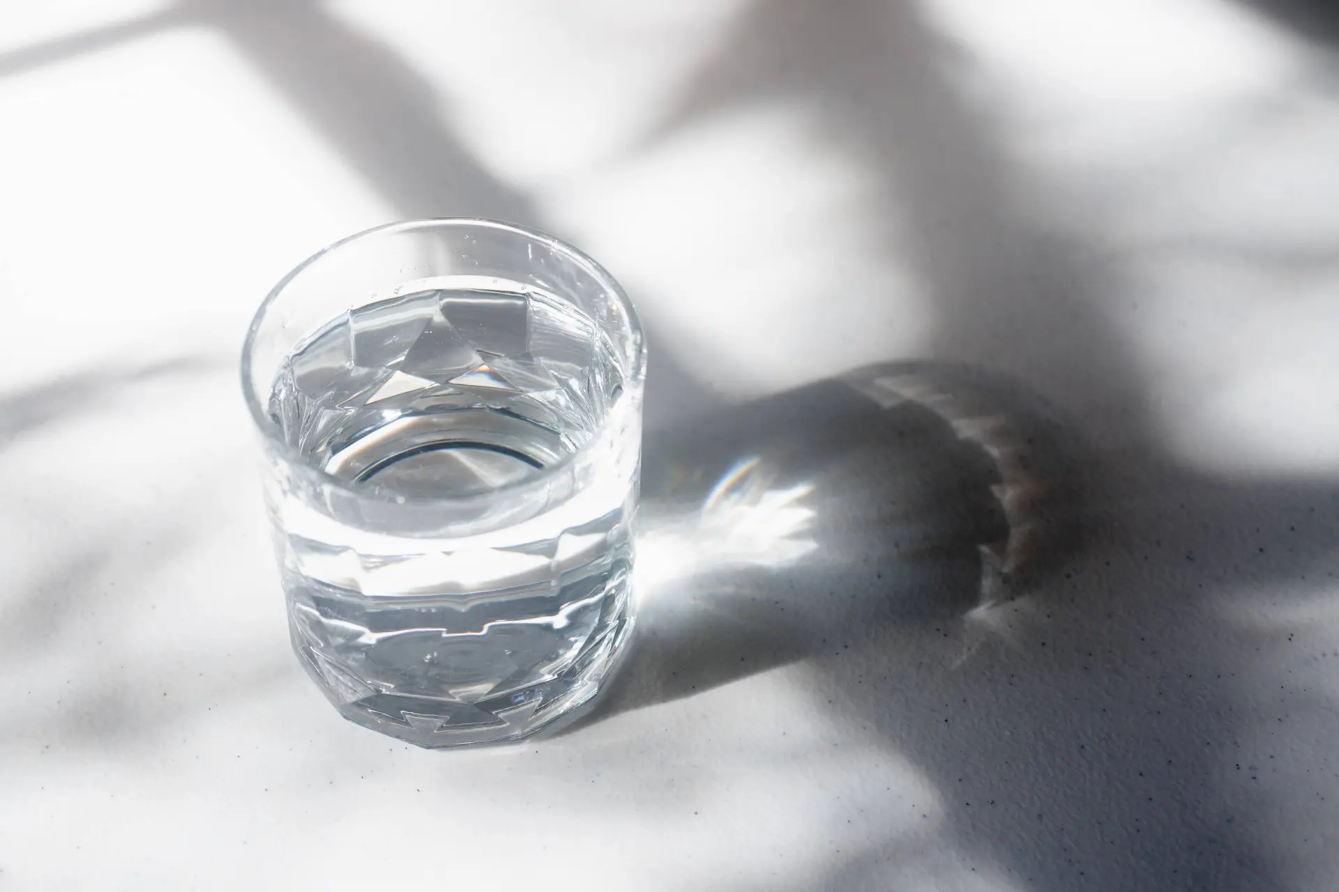 Waarom je een vol glas water bij de gootsteen moet zetten als je op vakantie gaat