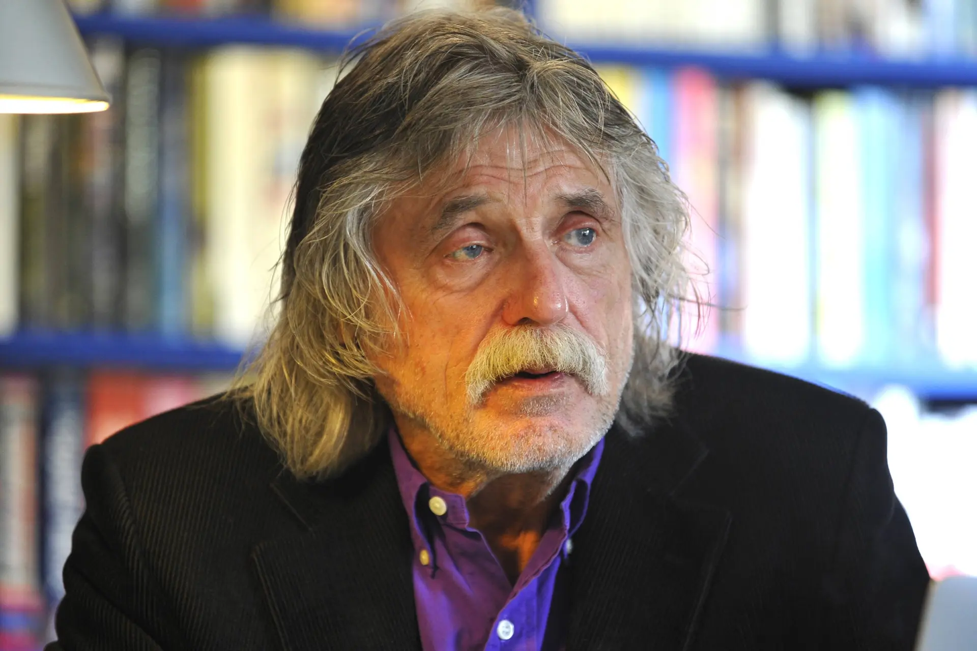 De nare jeugd van Johan Derksen. Verklaart alles?