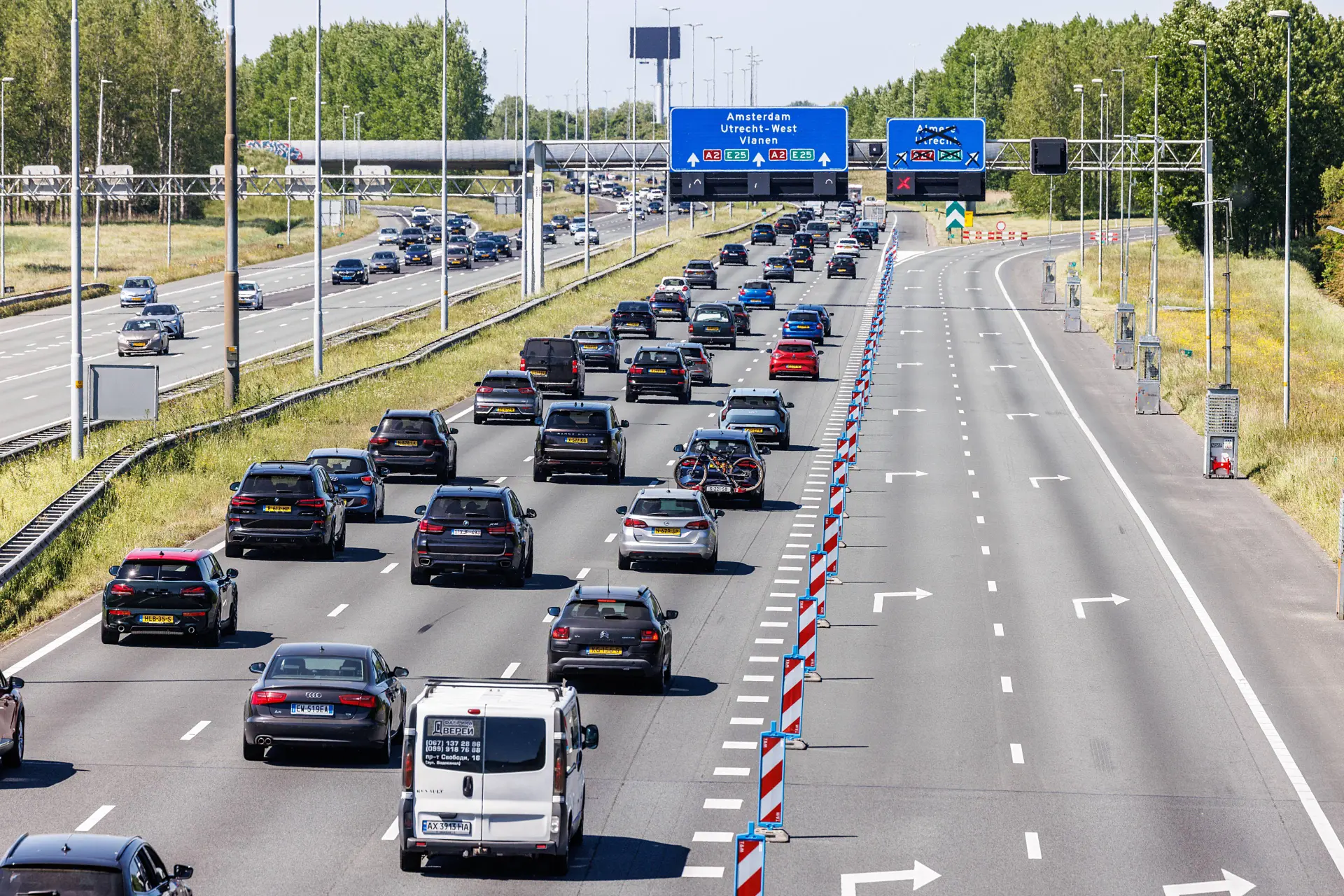 Is het niet juist handiger om links te blijven rijden op de snelweg?