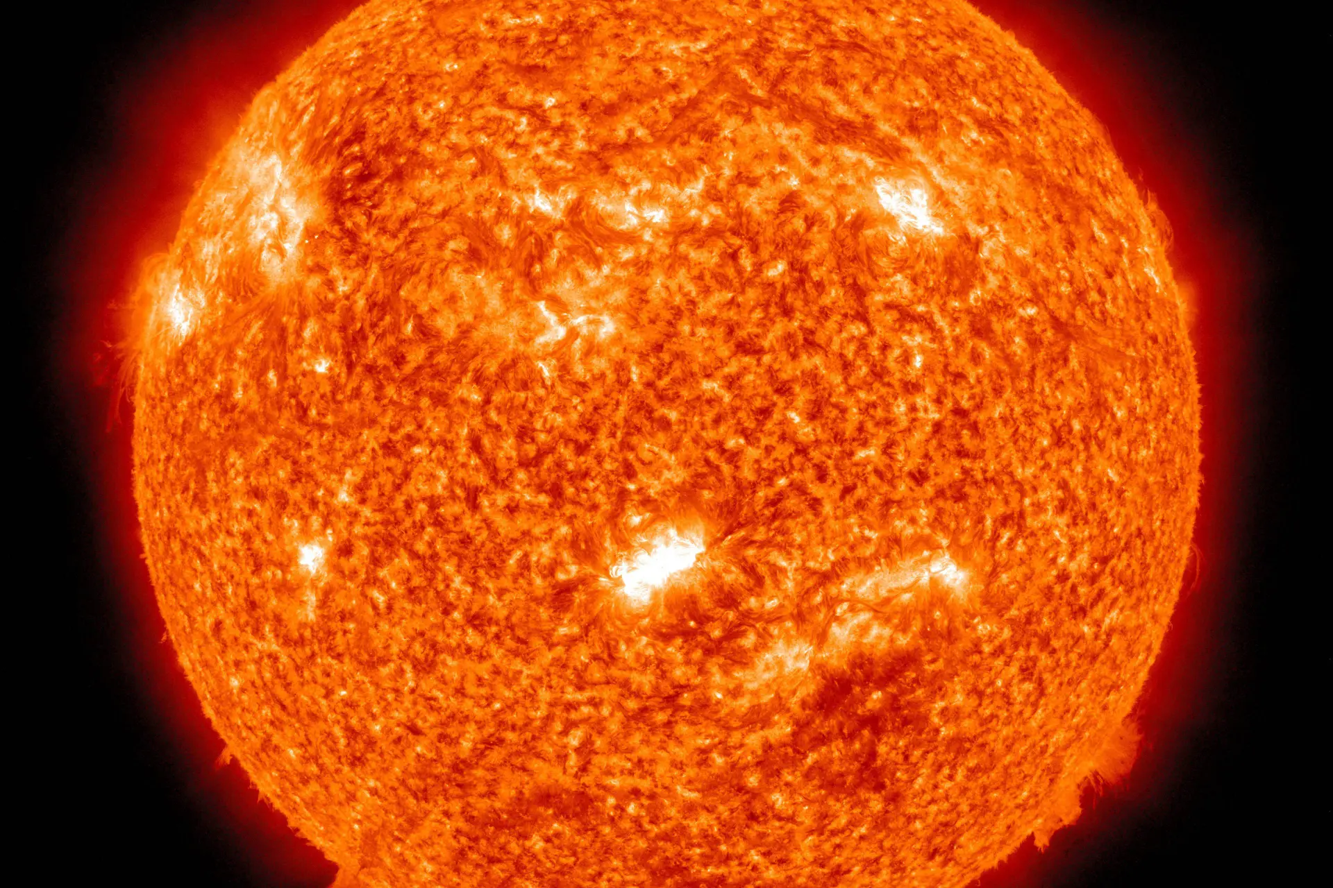 Spectaculaire foto van gigantische tornado en plasma-uitbarsting op de zon