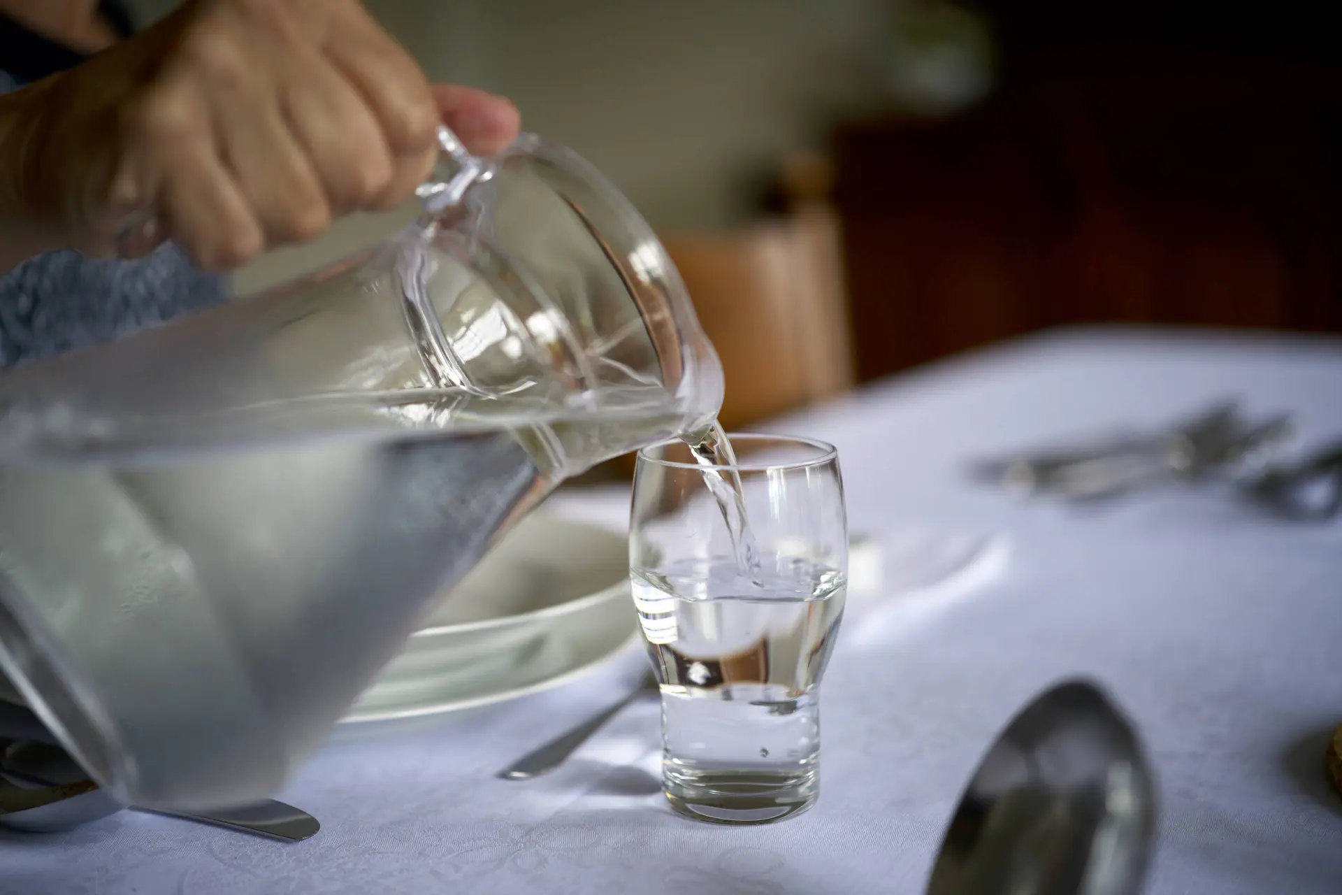 Er is een verrassend makkelijke manier om microplastics uit je drinkwater te halen