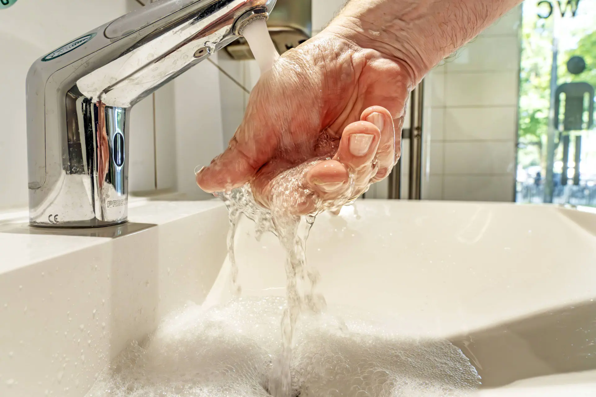 Dit is de makkelijkste manier om kalkaanslag in je badkamer te verwijderen