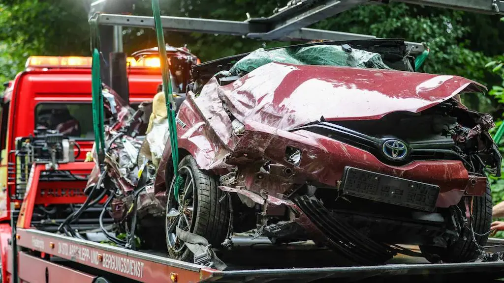 Verstopt onder camper: 16-jarige veroorzaker dodelijk ongeval (4 doden) in Kürten vlucht na crash