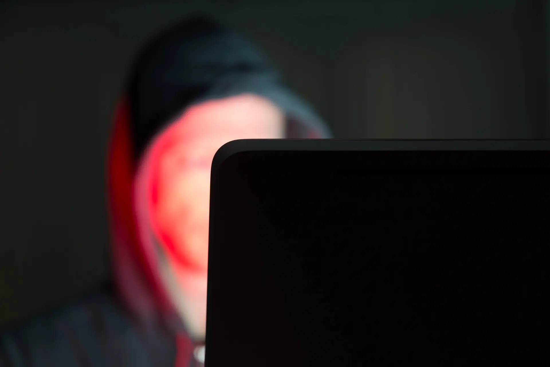 Leraar heeft in de klas twee keer seks met leerlinge (17), geeft haar de schuld