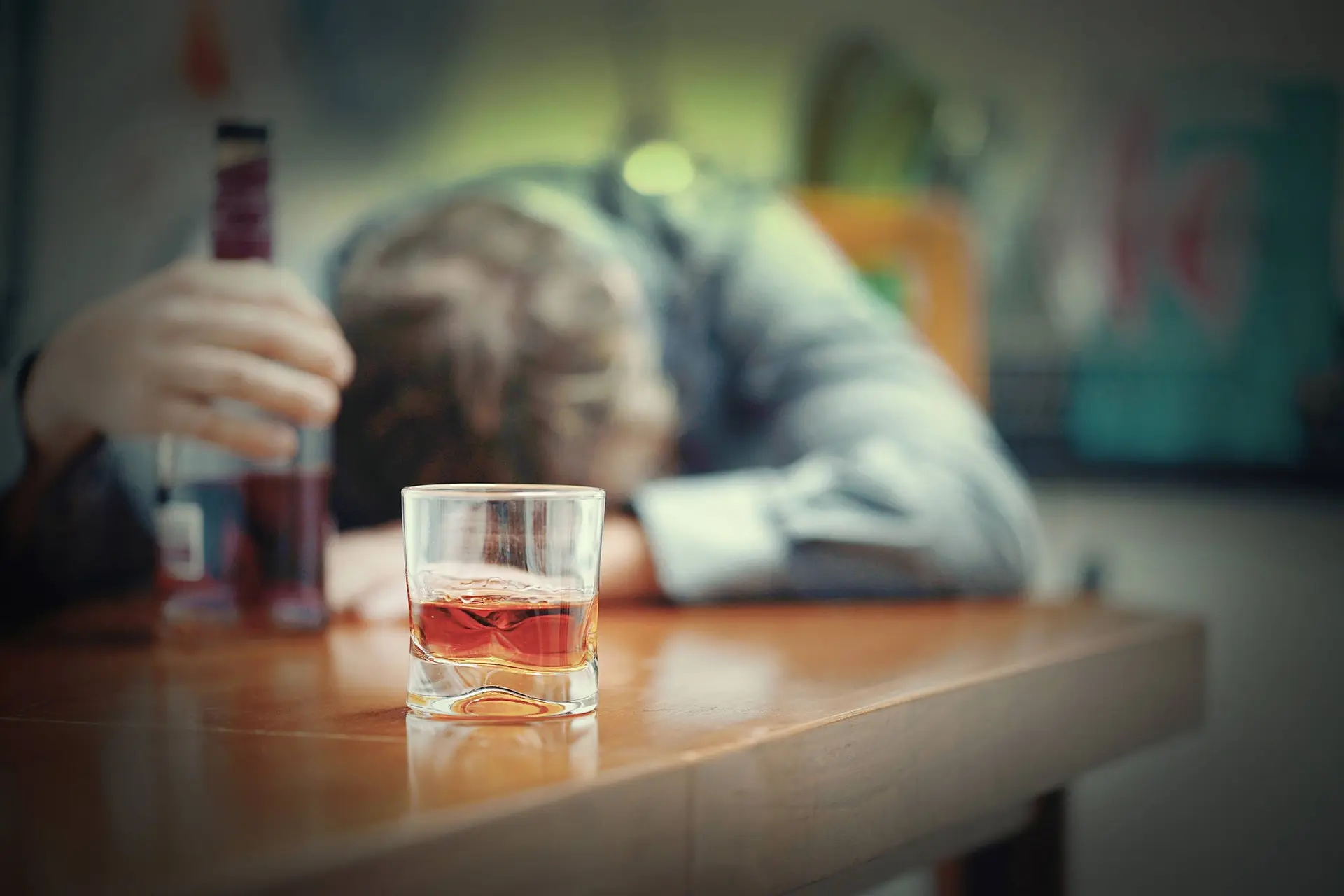 Waarom jij wél met een bonkende kater wakker wordt (en je vrienden niet)