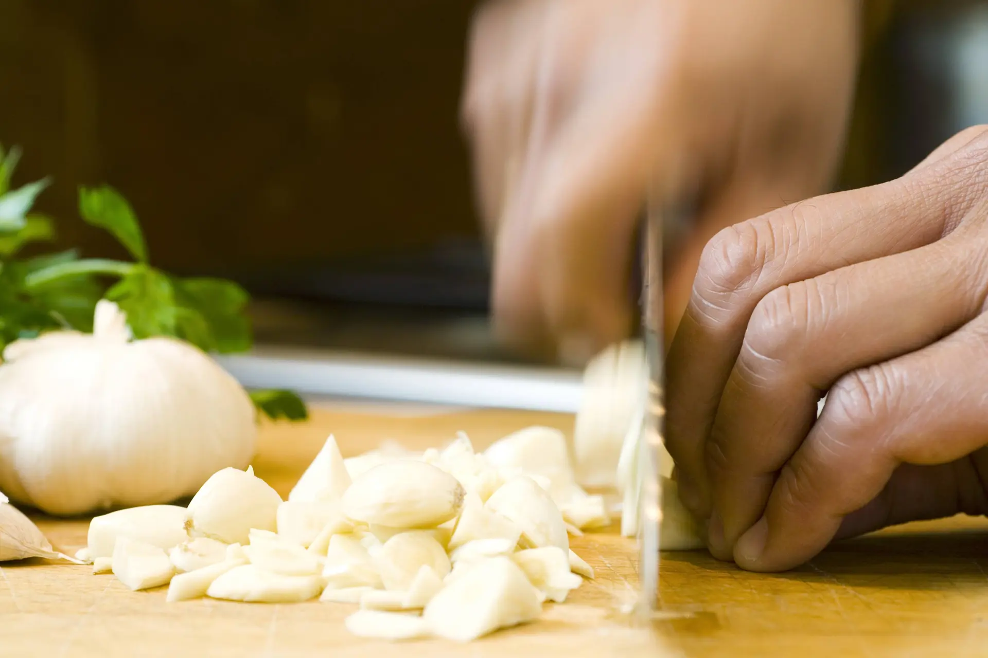 Zo krijg je de geur van knoflook of ui van je handen