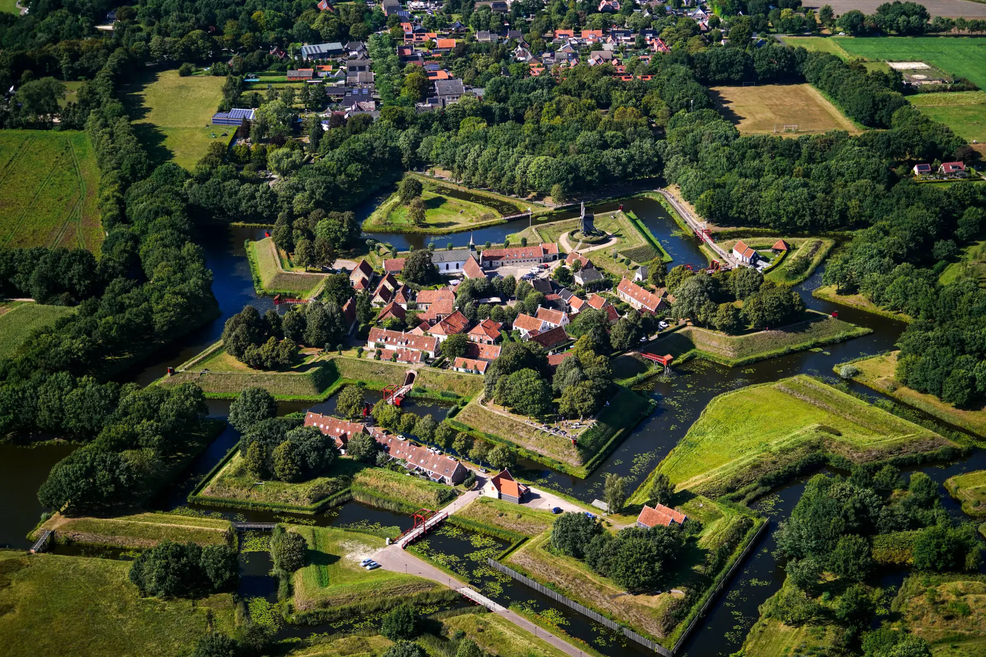 Dit prachtige Groningse dorpje wordt overspoeld door toeristen: ’Soms lopen ze ineens mijn tuin binnen’