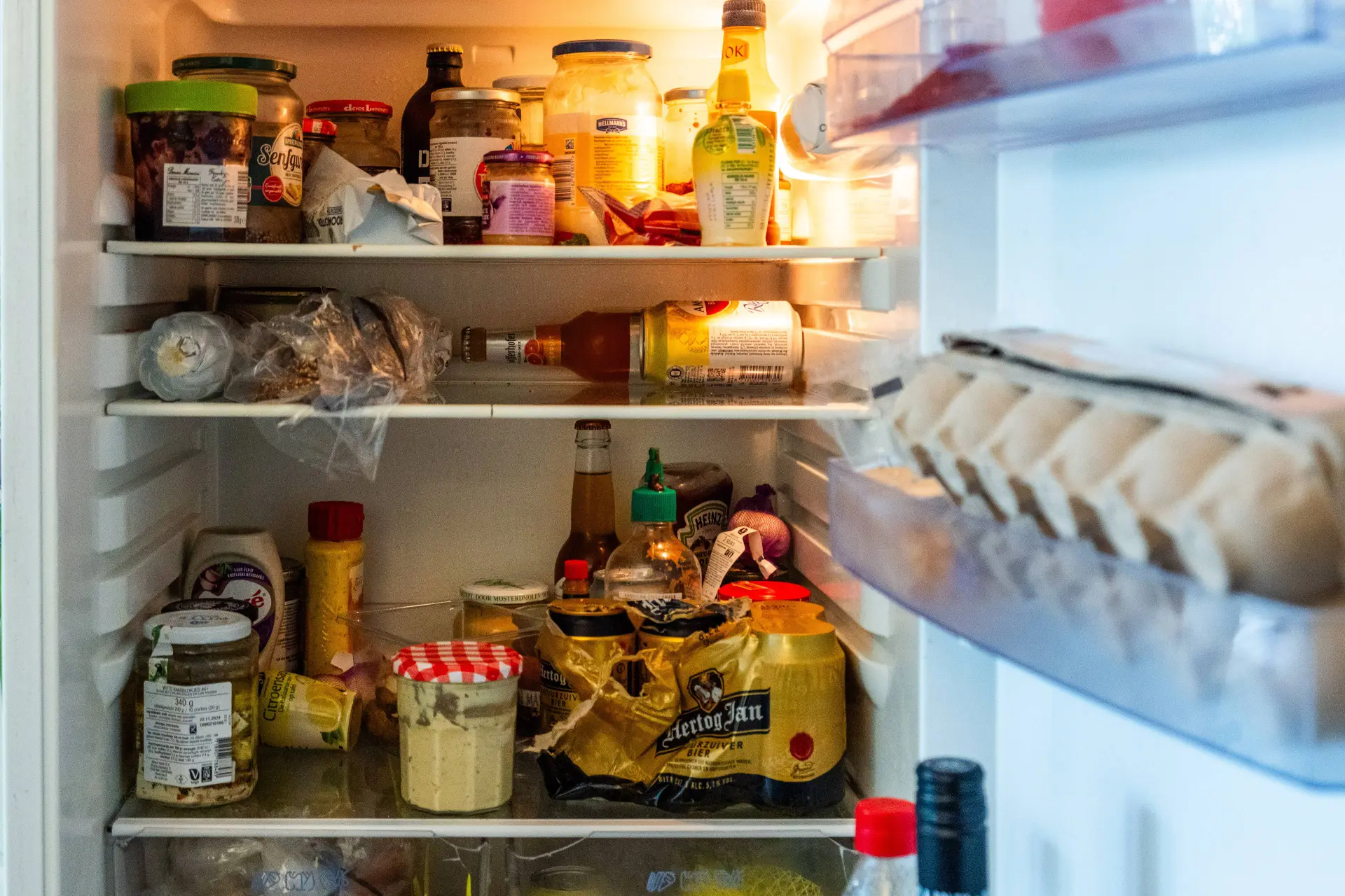 Hoe vaak moet je de koelkast schoonmaken (en wat iedereen vergeet)