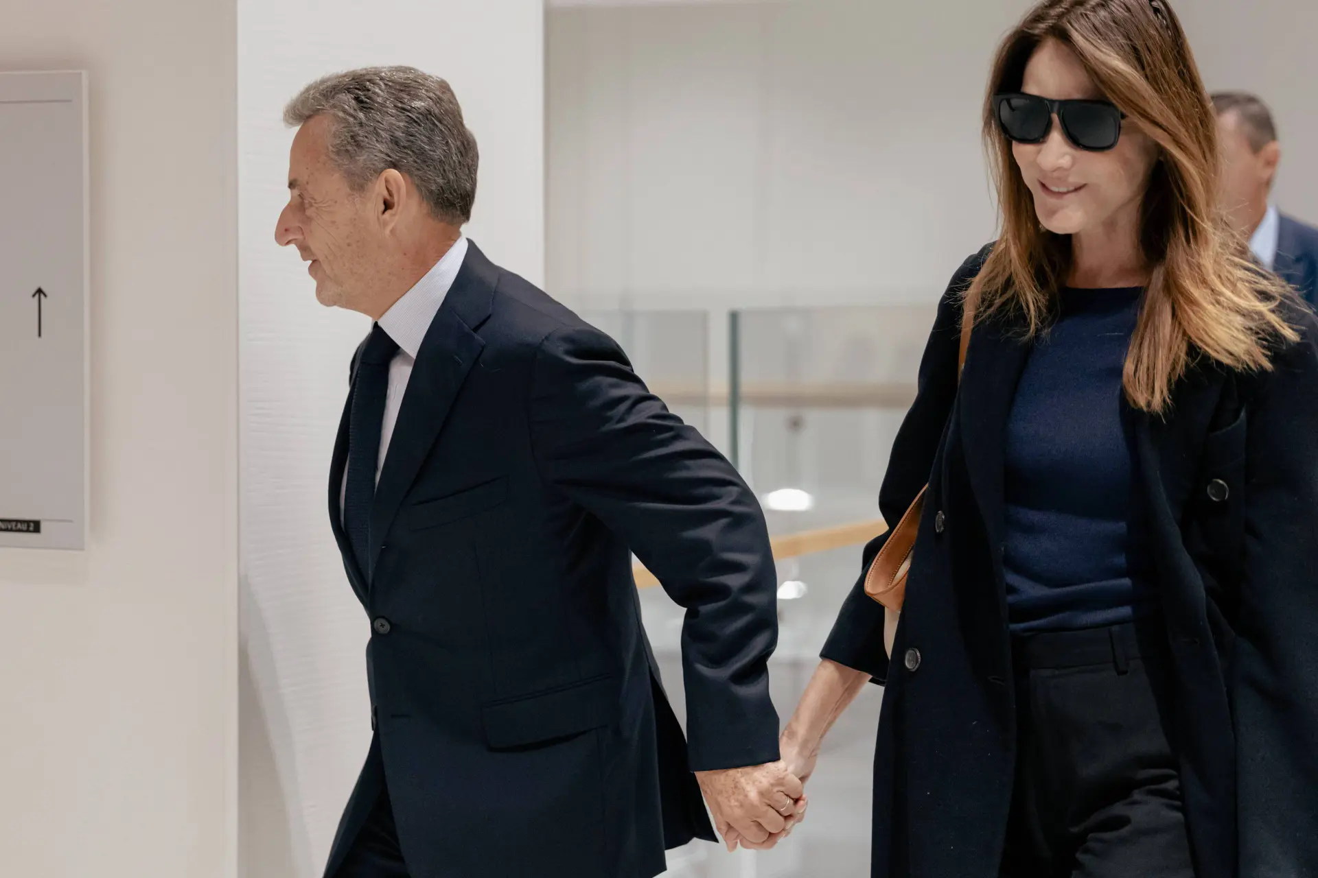 Hoe verder voor Carla Bruni nu haar grote liefde naar de gevangenis moet?