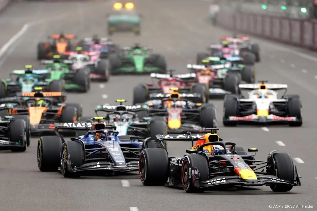 Verstappen heerst op stratencircuit van Bakoe als vanouds