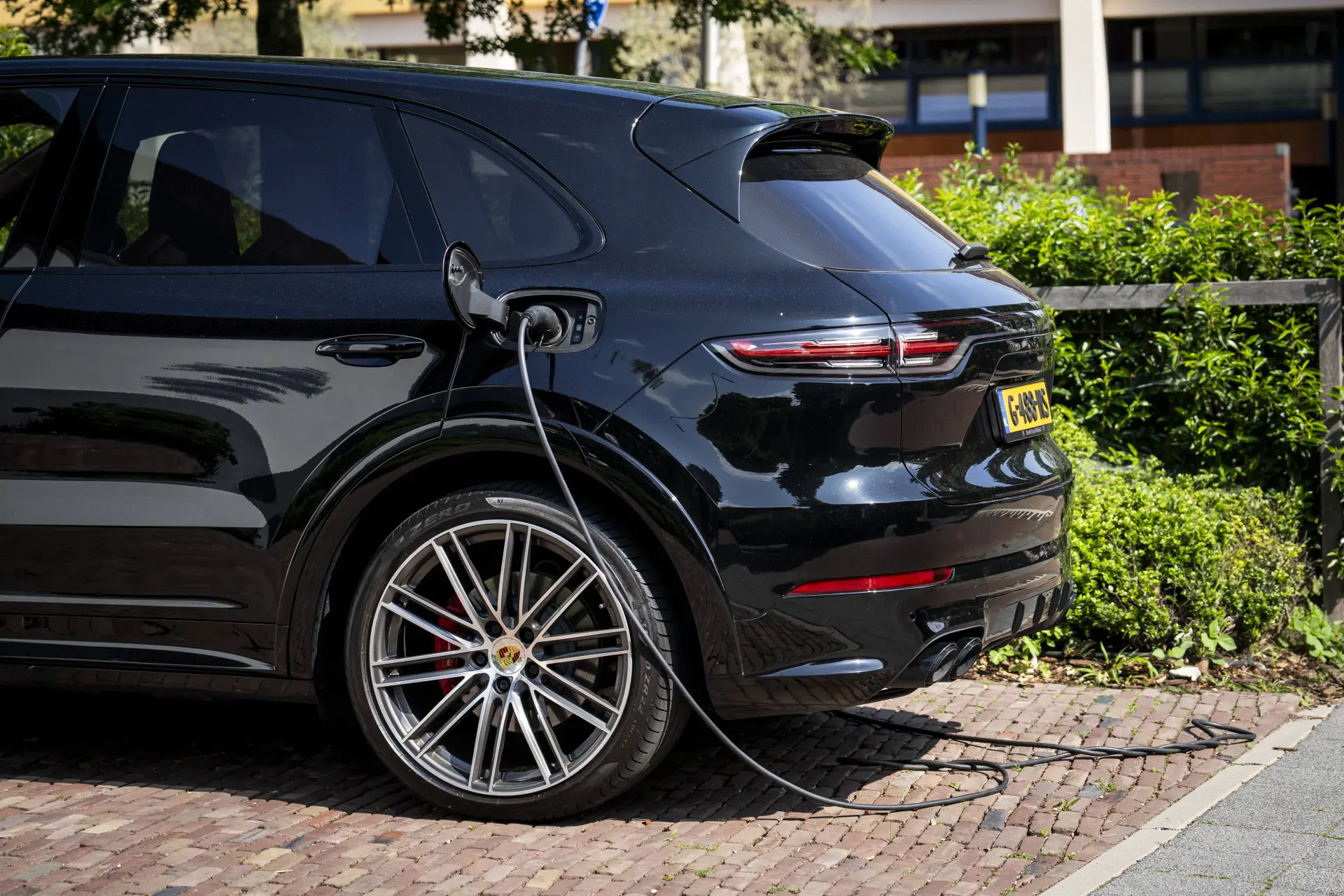 Hybride auto veel minder goed voor het milieu dan gedacht