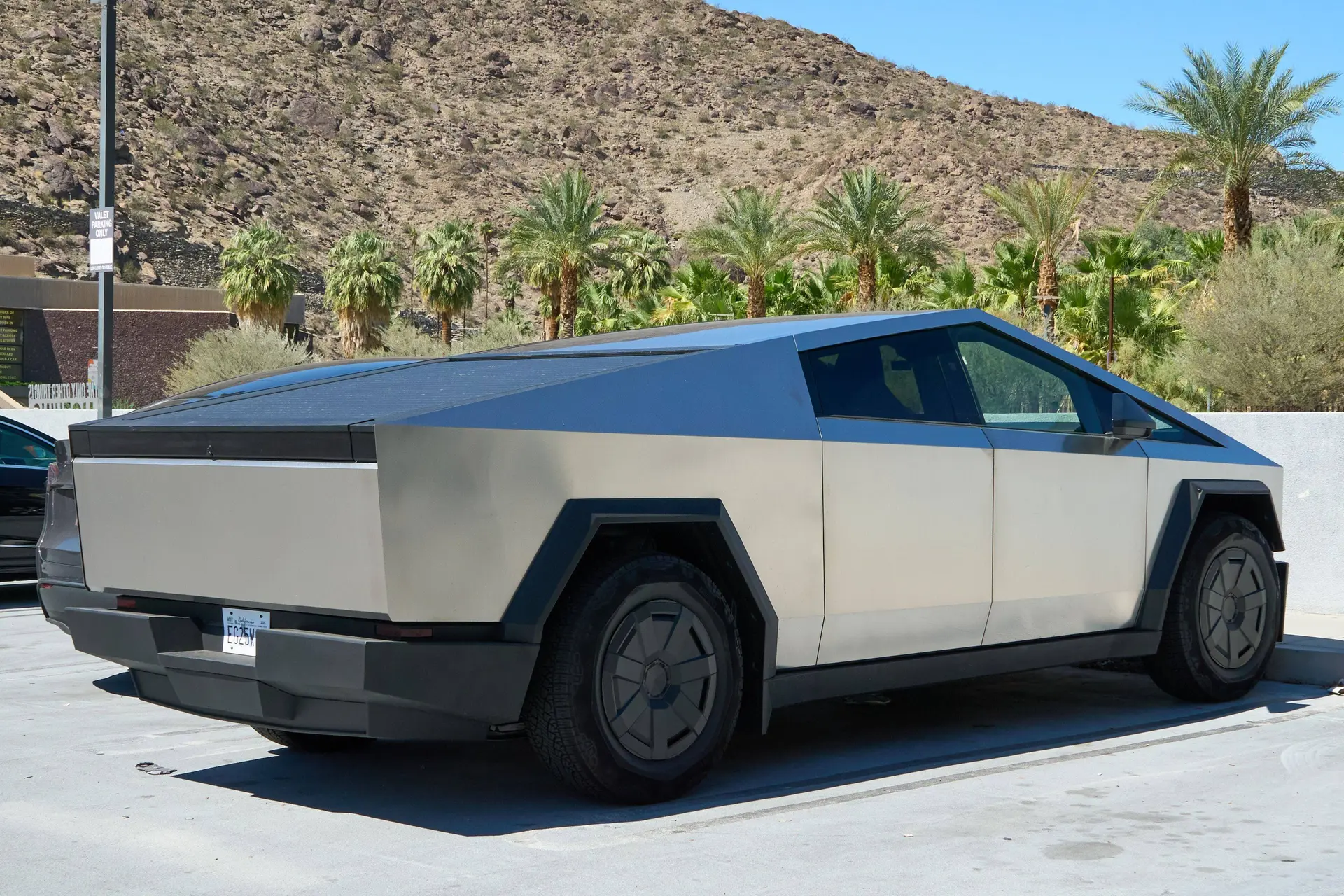 Elon Musk verkoopt duizenden Cybertrucks aan zichzelf om dramatische cijfers op te fleuren