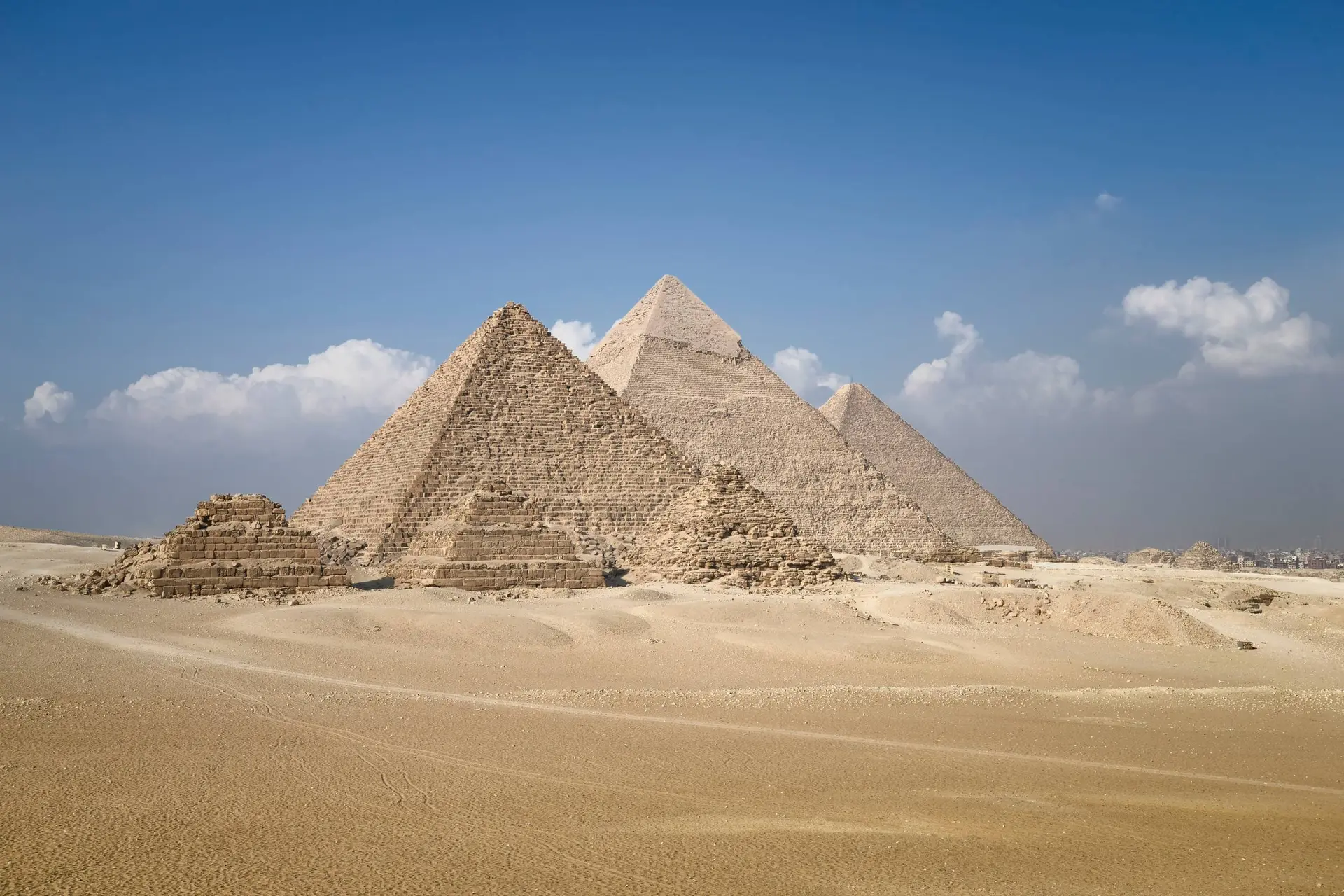Mysterieuze holtes ontdekt achter muur van Egyptische piramide