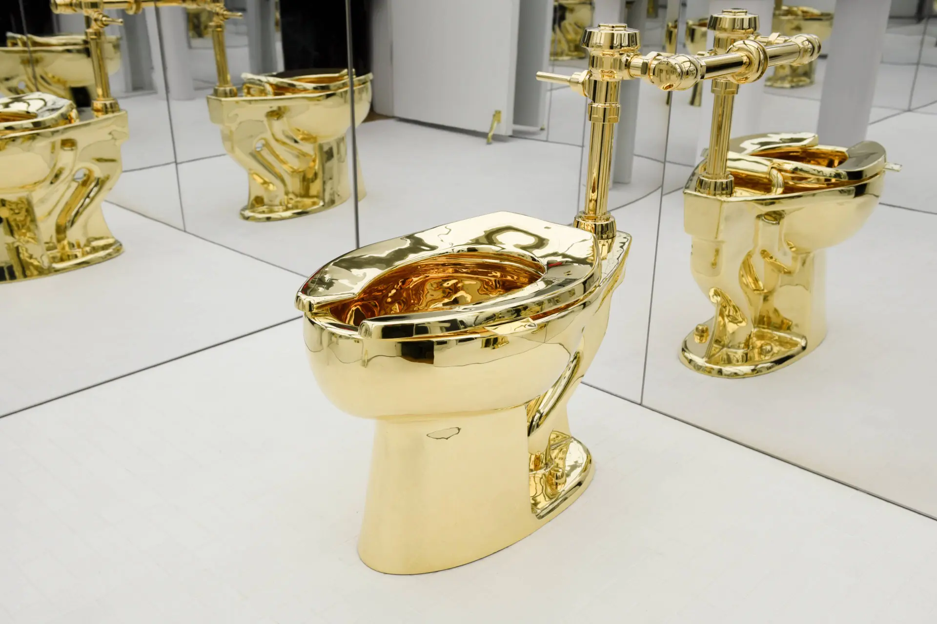 Massief gouden wc-pot verkocht voor duizelingwekkend bedrag