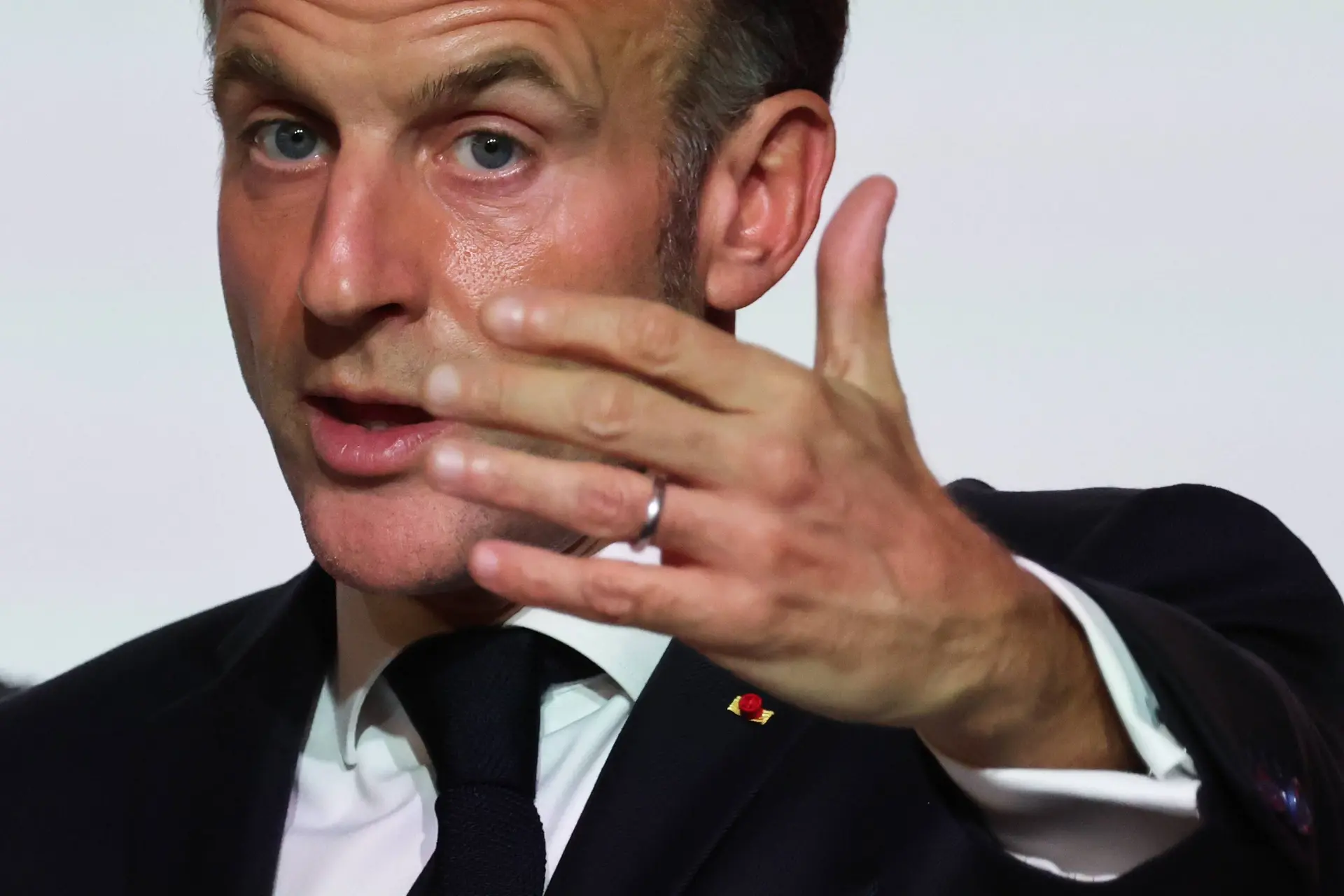 Financiële tijdbom in Parijs:350 miljard schuld, verdeeld land en Europese risico’s