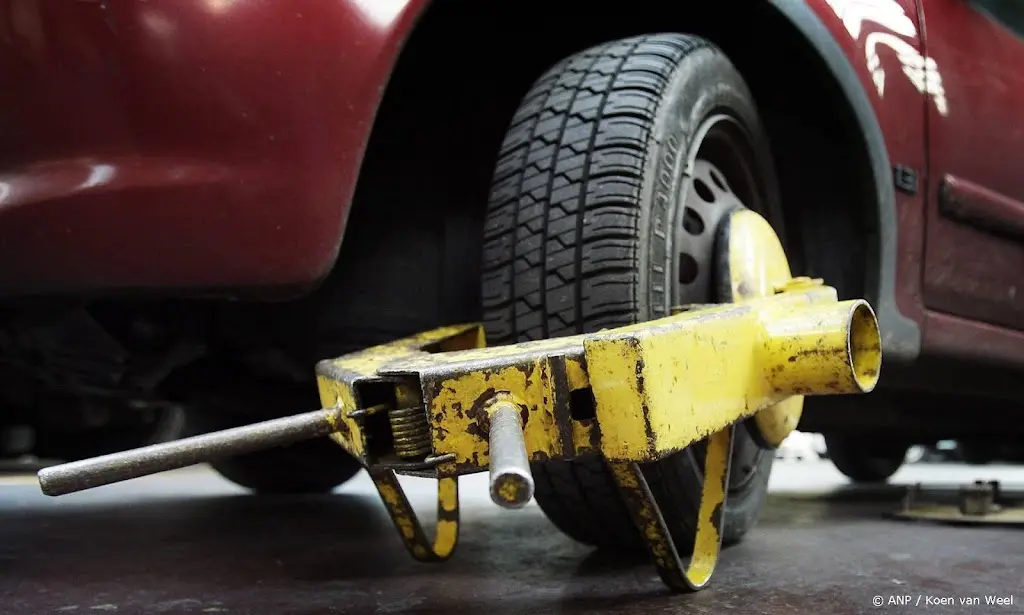 Dit is waarom foutparkerende Fransen, Polen, Hongaren en Luxemburgers direct een wielklem aangemeten krijgen in Amsterdam