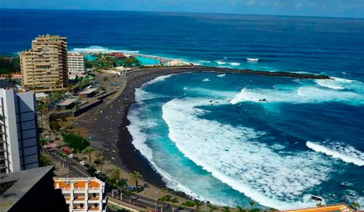 Tenerife: Reusachtige golven sleuren toeristen de zee in