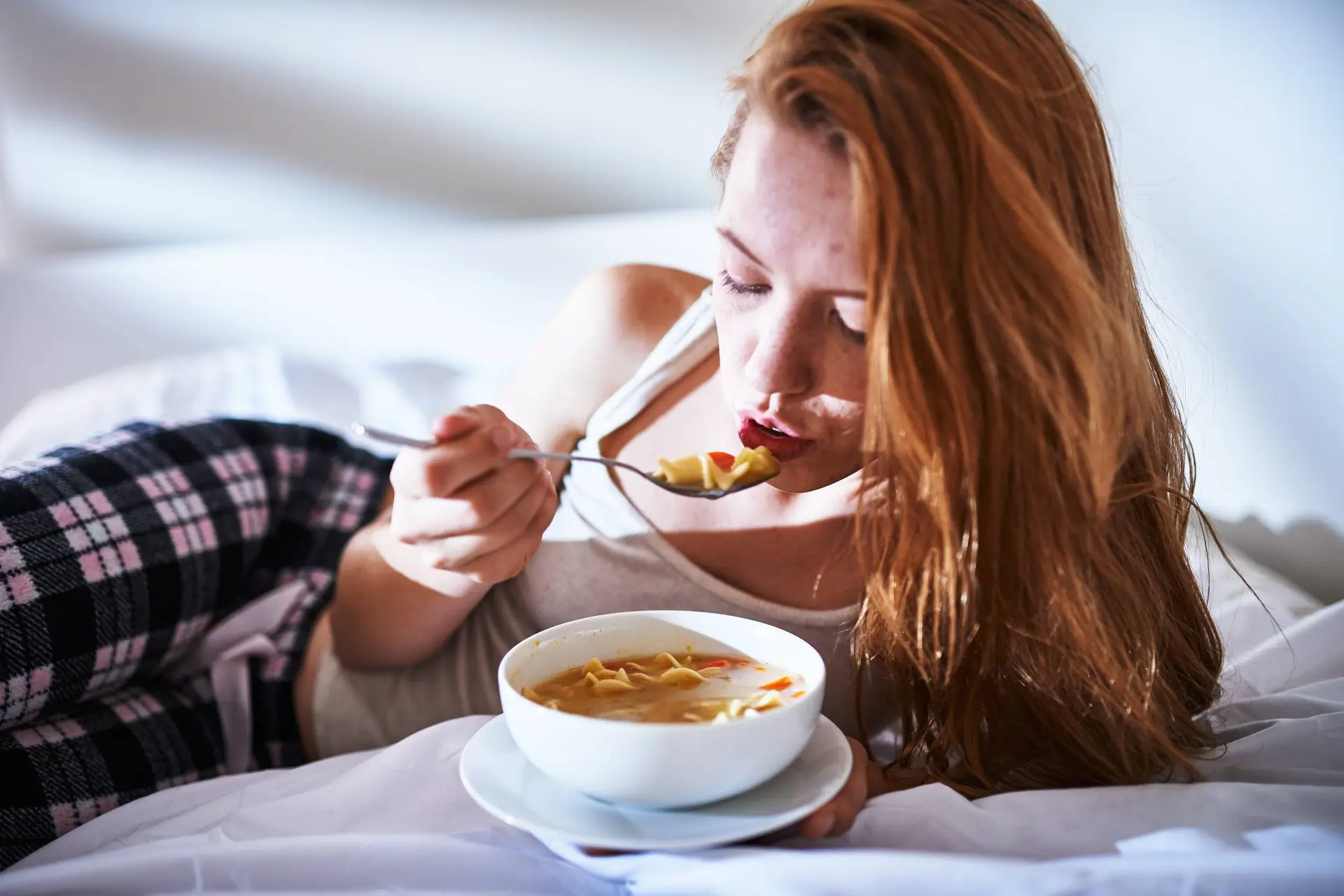 Verkouden? Deze comfort foods kunnen je herstel juist vertragen