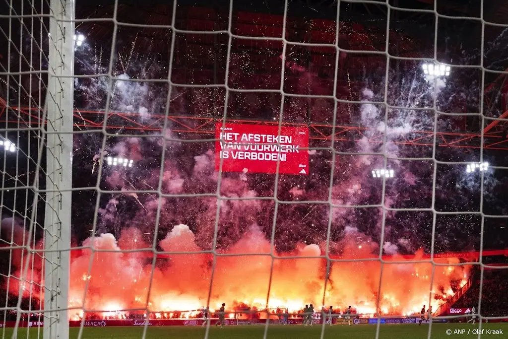 Ajax gaat aangifte doen om vuurwerkactie in stadion Ajax