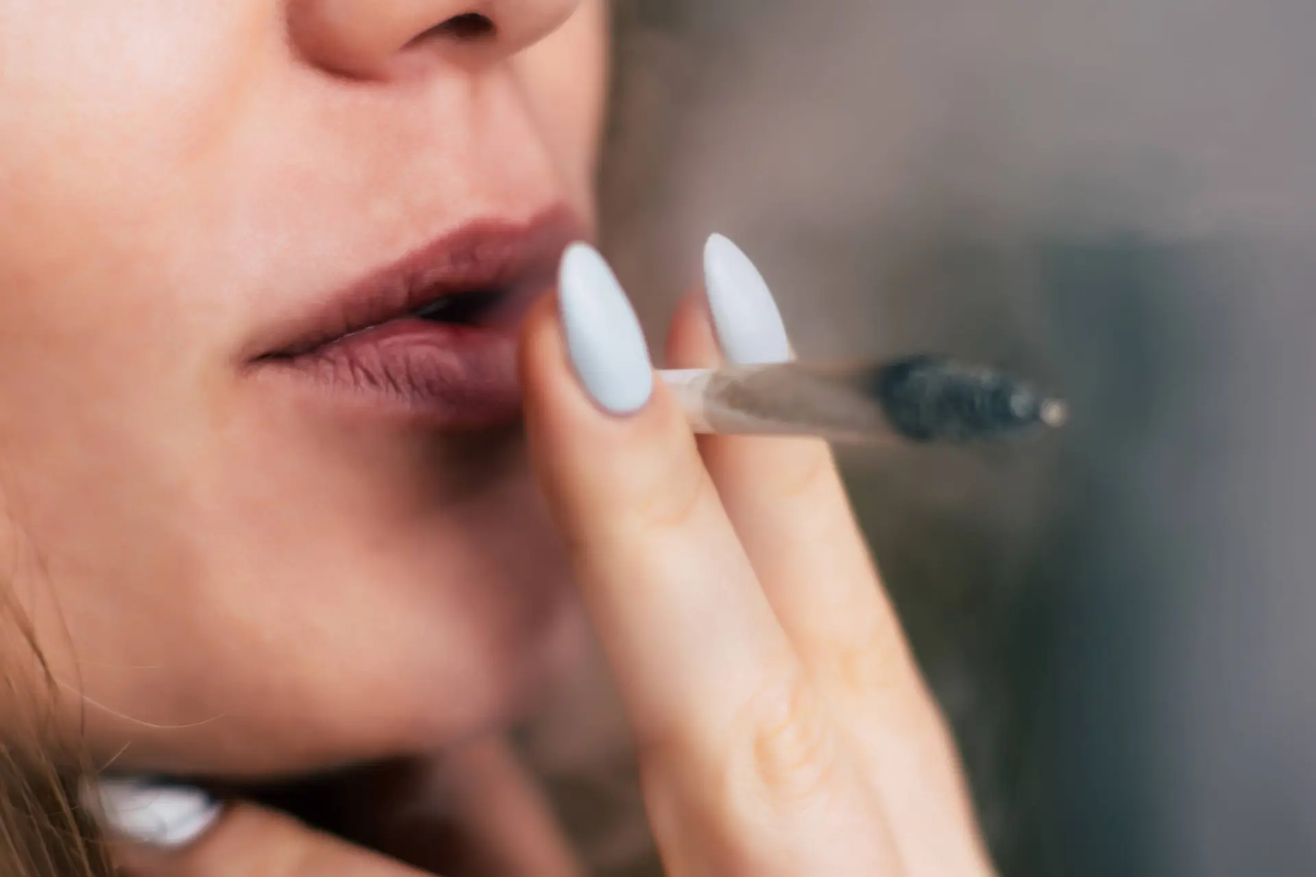 Van hasj kan je als vrouw onvruchtbaar worden (+ 7 andere schadelijke gevolgen van THC)