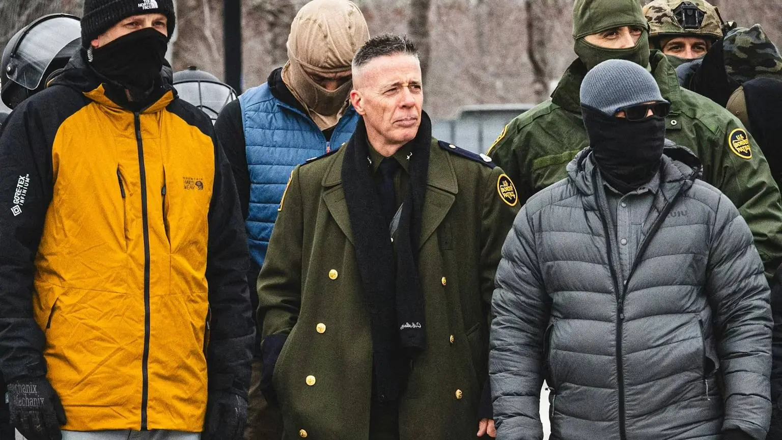 Waarom de man achter de ICE-razzia’s zich kleedt als een nazi-filmofficier