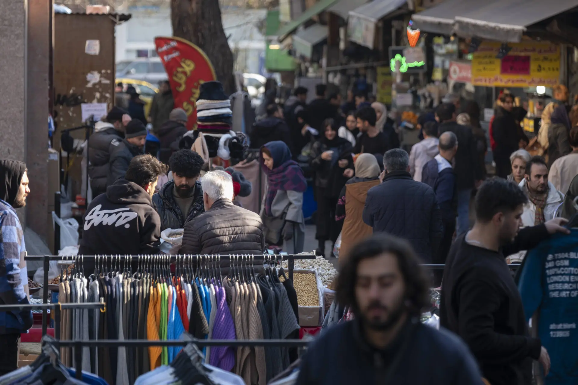 Waarom de ayatollahs in Iran nu wankelen