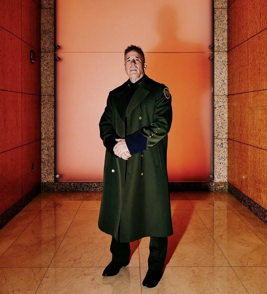 “Hij oogt als Gestapo, hij schiet als ICE: wat zegt Greg Bovino’s jas over Amerika?”