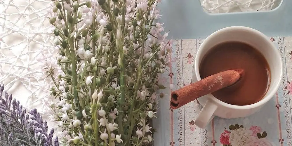 hot-cocoa-near-artificial-flower-3669376