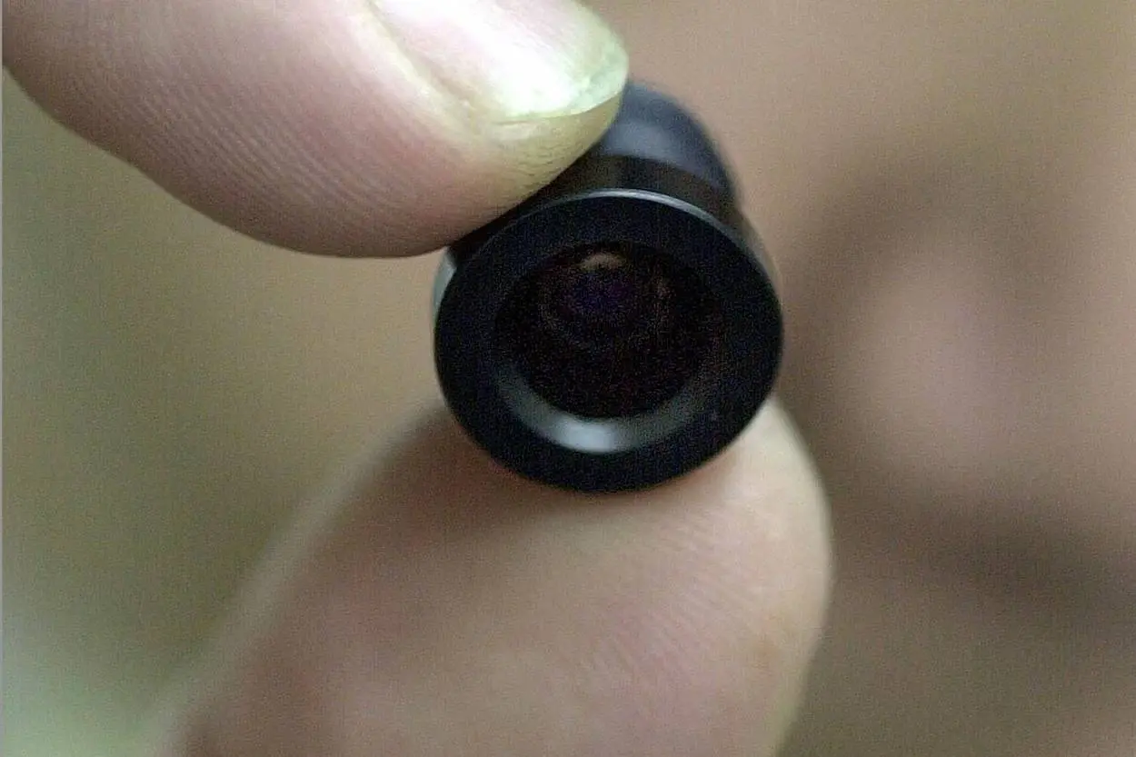 Hoe spoor je een verborgen camera op in je Airbnb of hotelkamer