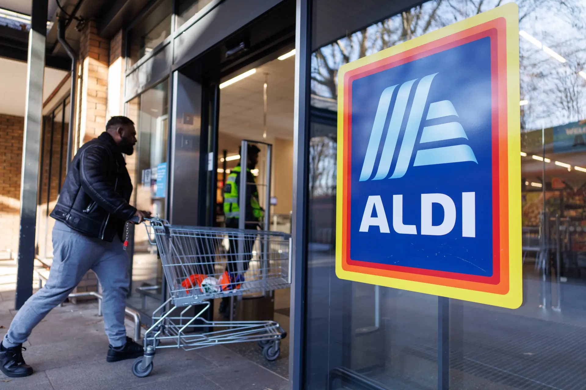 Waarom Nederlanders ineens weer massaal bij Aldi boodschappen doen