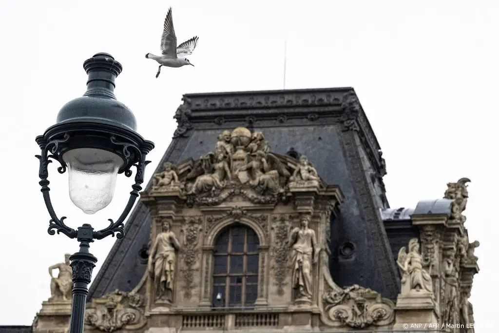 Kroon van Louvre-inbraak wordt gerestaureerd