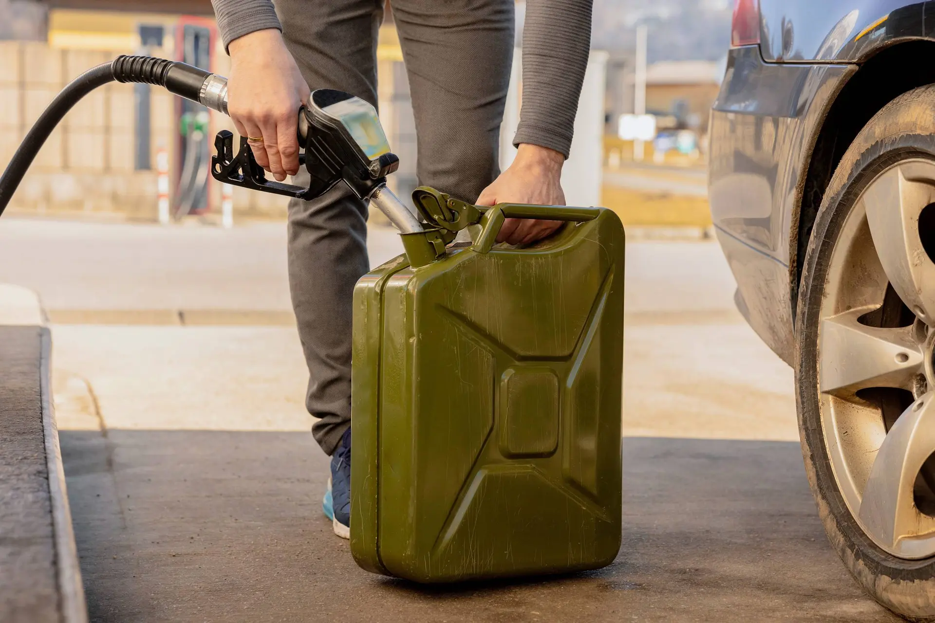 Goedkoop tanken over de grens? Zoveel mag je legaal meenemen en opslaan