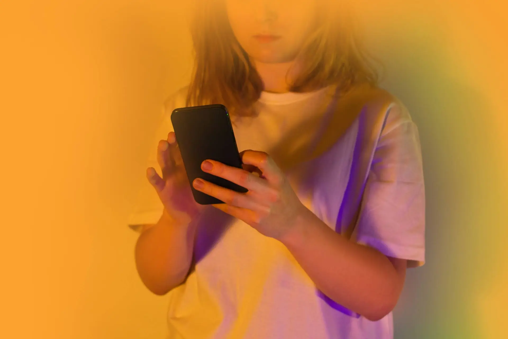 Hotties en lippies: waarom WhatsApp-meidenhuizen allesbehalve onschuldig zijn