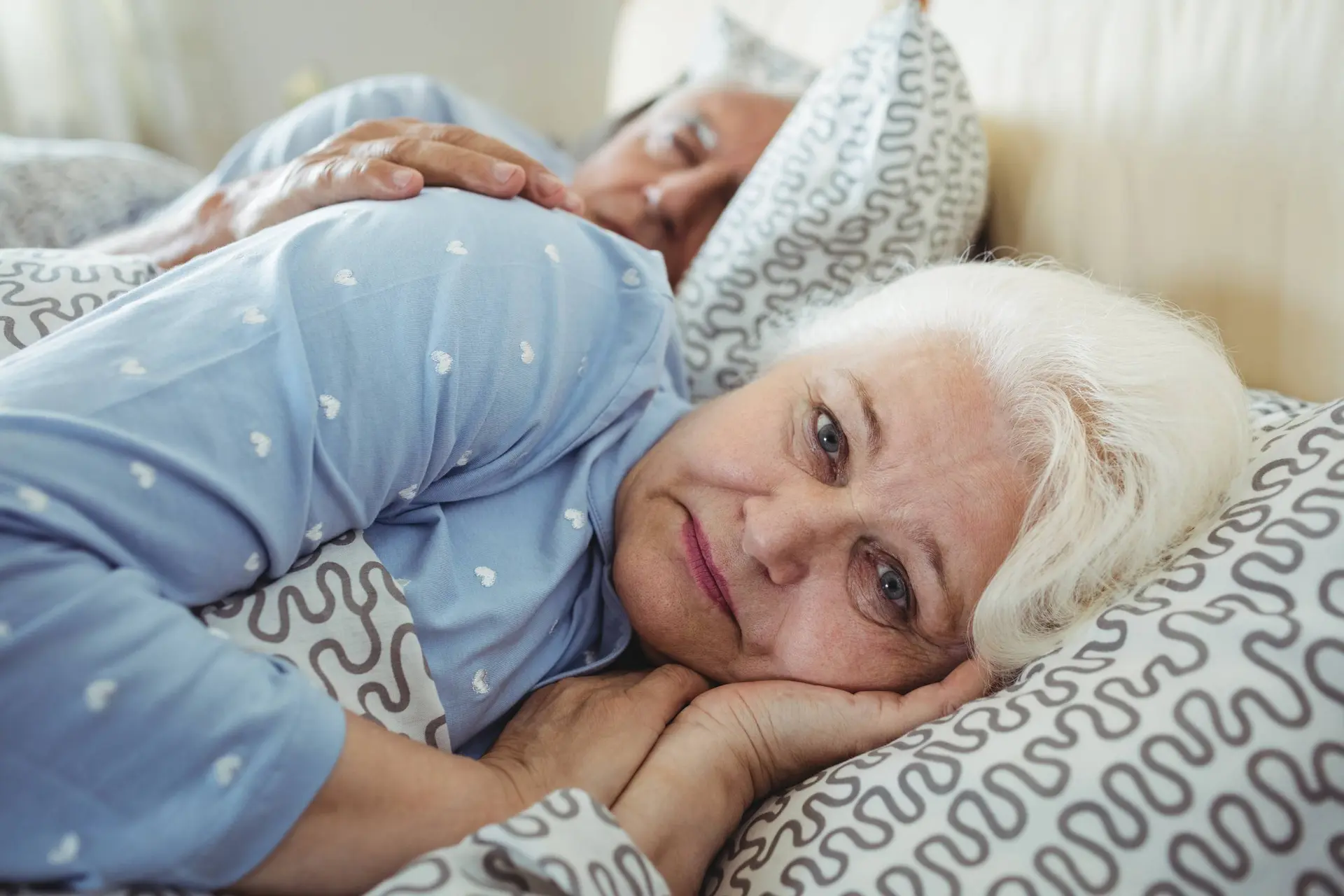 Midden in de nacht klaarwakker? Met deze tips val je sneller weer in slaap