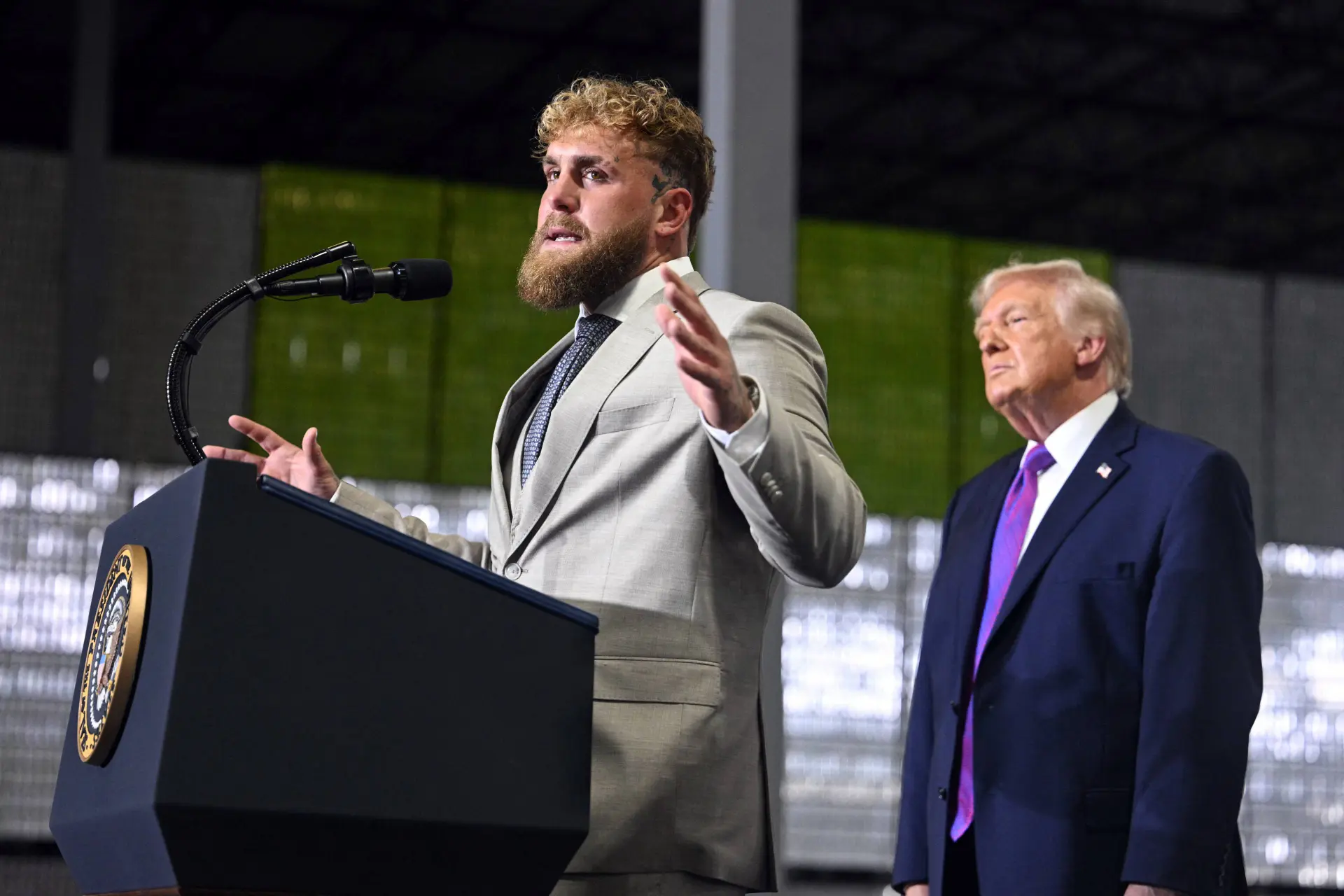 Zien: Jake Paul met klotsende oksels op podium bij Trump. Gaat Jutta's verloofde de politiek in?