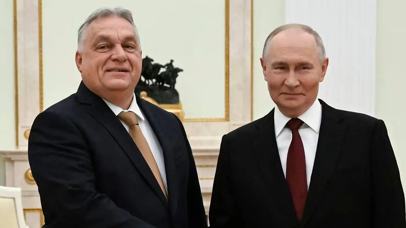Financial Times: Kremlin stuurt desinfo‑team om Orbán aan de macht te houden