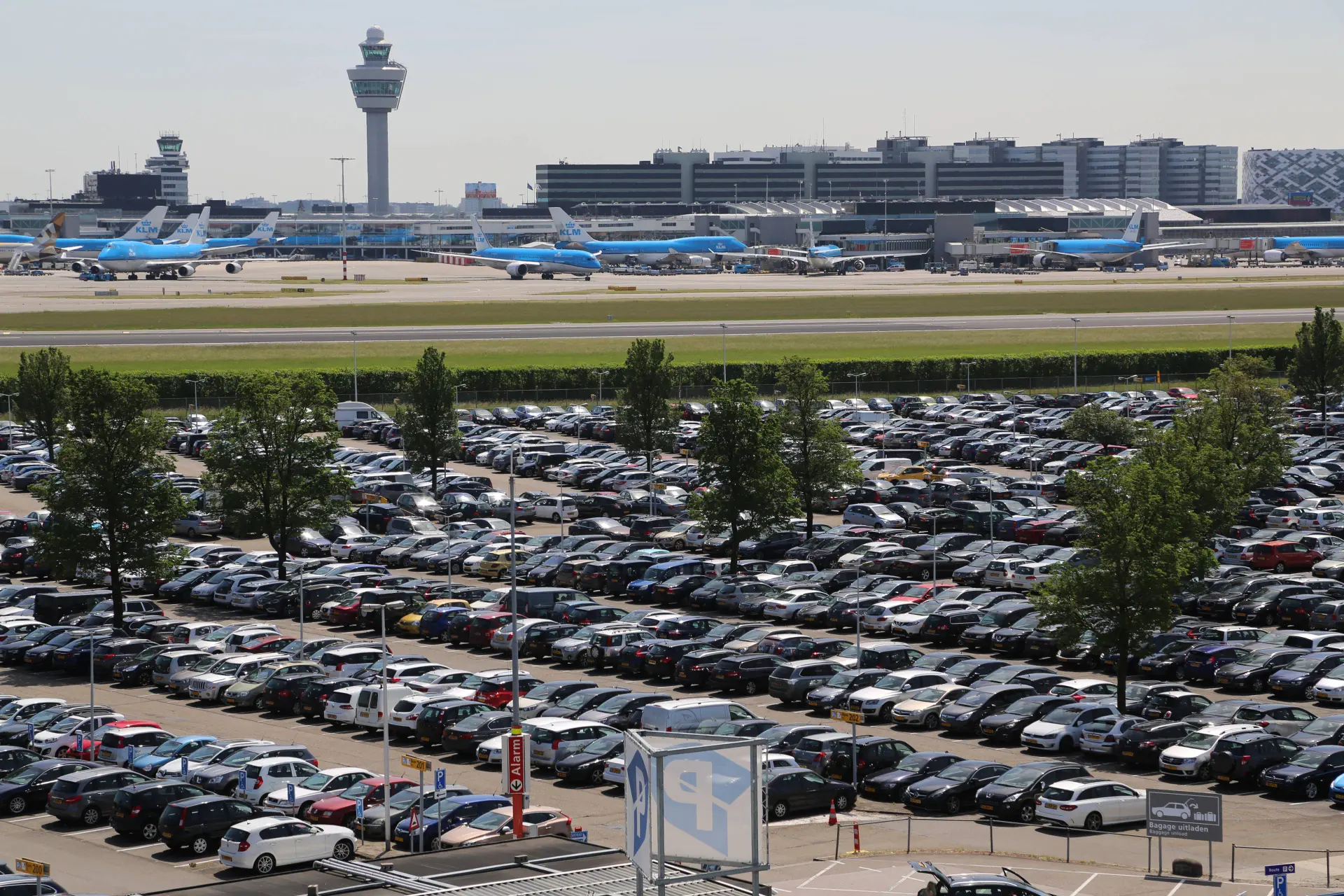 Parkeren op Nederlandse vliegvelden was nog nooit zo duur