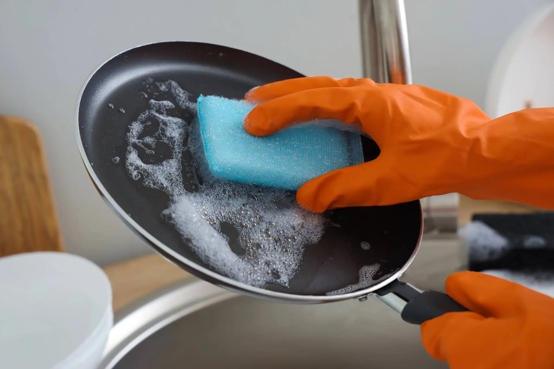 Wetenschappers zeggen dat afwassen met een spons een zorgwekkende bijwerking heeft.