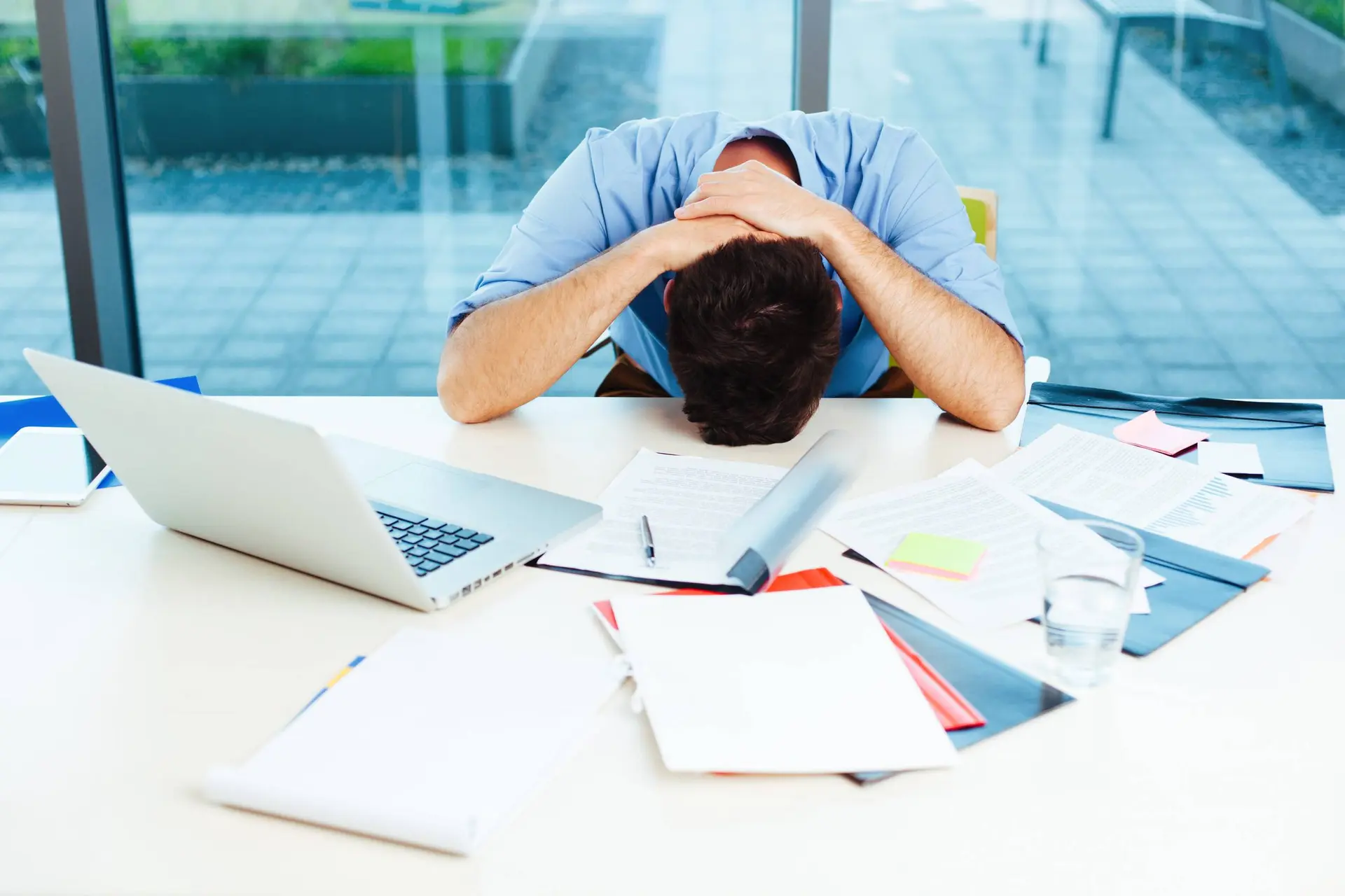 Studie onder 800.000 werknemers: niet werkdruk, maar déze fout maakt je het meest gestrest