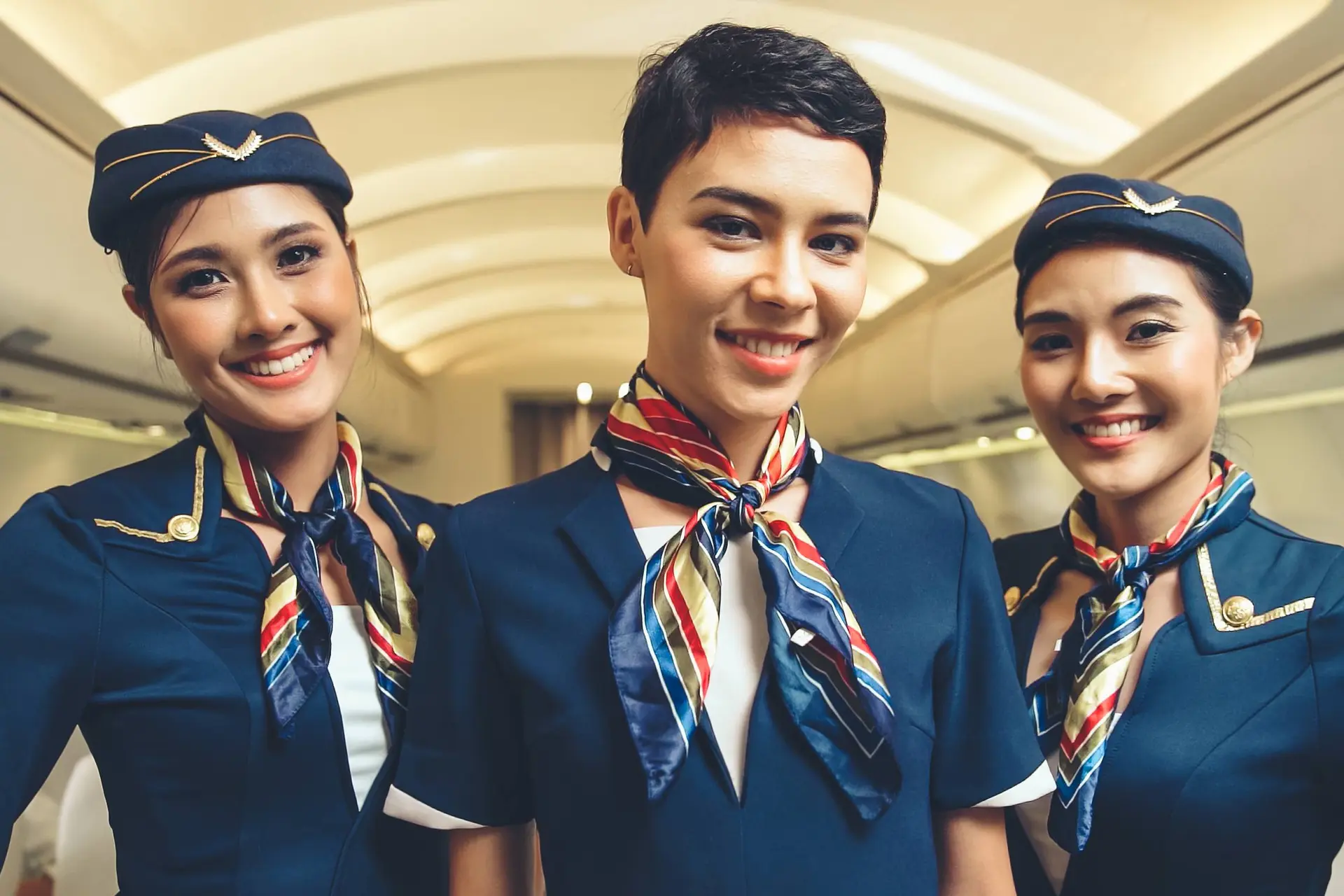 Zoveel verdient het cabinepersoneel bij KLM, Transavia en EasyJet – en zó groot is het gat met de piloten