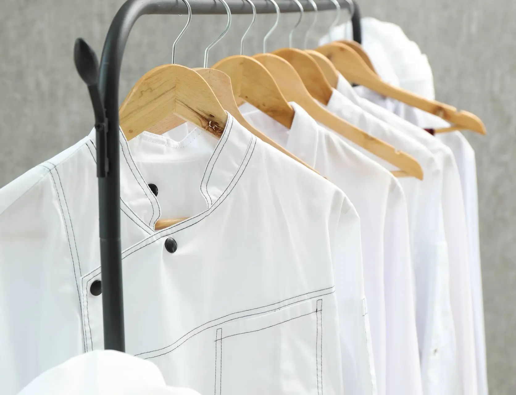 Zo krijg je witte kleding weer écht wit (de oplossing heb je waarschijnlijk gewoon in huis)